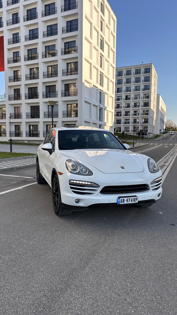 Shitet porsche cayenne 3.6 benzine viti 2012 
160.000 km full opsion baxho xham sedile me ngrohje  timon me ngrohje fener inteligjent 
stopa led disqe 20 goma te reja super gjendje 
Me dokumenta  cmimi i disk mundsi ndrrimi