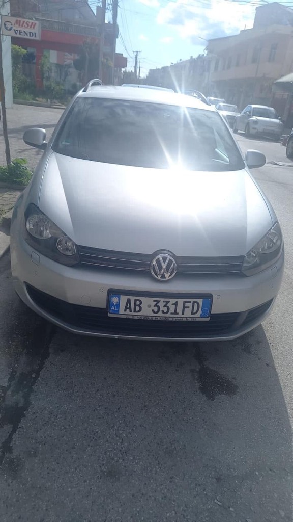Golf 6, 2011, portobagaz, 1.6 nafte, automat DSG. Letrat deri ne janar 2027. 235.000 km me te drejte kontrolli, me nje pronar ne shqiperi. Vaj, filtra te sapo bera, gomat e reja. Letra te sapo ne janar dhe kontrolli teknik. xhamat mbrapa te erret fabrike me leje. Cmimi i diskutueshem. Per cdo informacion me teper nr 0686723688