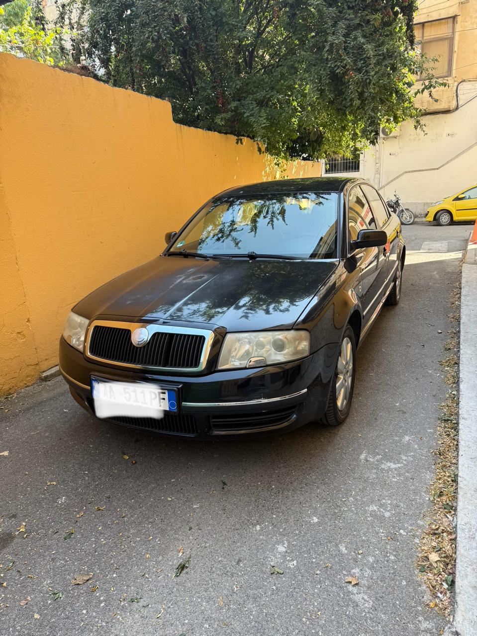 Shitet Skoda Superb 2.8 Benzine/Gas e vitit 2004. Automat dhe dokumentacion deri ne Dhjetor 2026. 
Sedilje me ngrohje ngjyre Bezhe. 
