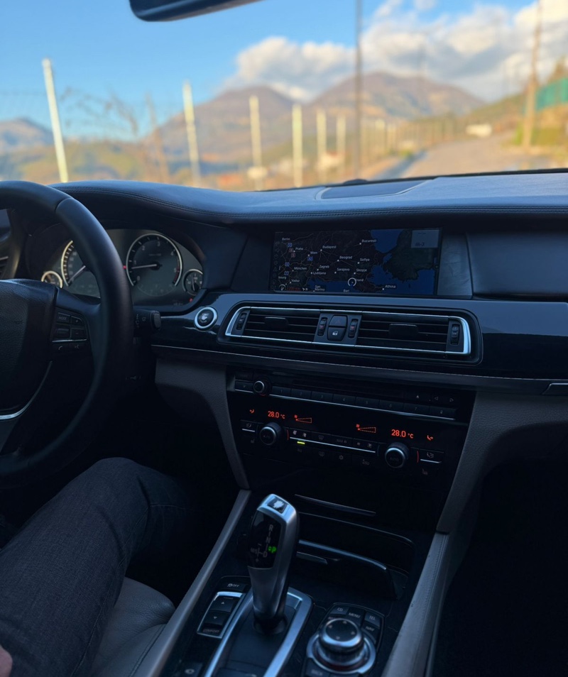 BMW Makina esht me te gjitha sherbimet e sapo bera goma te reja ferota te reja disqe 19,,full option kamera 360 grad prehen gomat mrapa dridhet ne viza te bardha me distronic njeh tabelat e rruges full per lloij e vet me perde elektrike