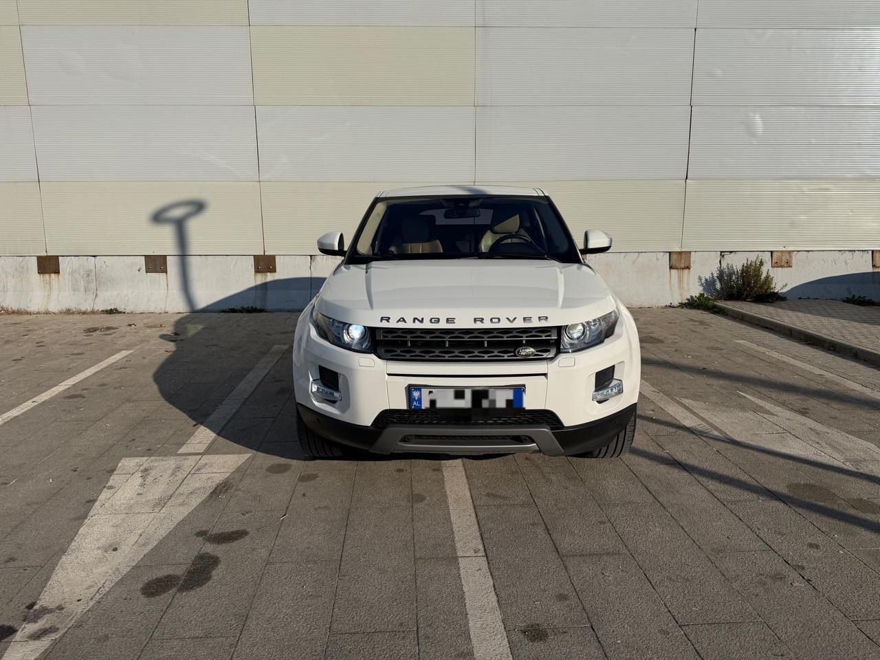 🚨🔥 OKAZION – ULET ÇMIMI 🔥🚨
🚗 Range Rover Evoque 2.2 SD4 Pure
📅 Mars 2015 | ⚙️ Automat | 🛞 AWD (4x4) | ⛽ Naftë | 📍 Tiranë | ✅ 109,910 KM ORIGJINALE.

🎁 DHURATË (të paguara):
✔️ Doganë e paguar/Exp. i paguar
✔️ Kolaudim për 2 vite
✔️ Targim për 1 vit
✔️ Siguracion për 1 vit

💎 Gjendja: 10/10
✔️ Pa aksidente
✔️ Pa rilyerje
✔️ Pa rrjedhje vajrash
✔️ Përdorim personal (jo taxi,rent,uber)

📑 KM të verifikuara me:
✔️ Vërtetim nga Koncesionari për KM
✔️ Certifikatë Inspektimi në blerje

💻 Certifikata kontrolli/ Verifikim gjendje

✨ Full Opsion:
Tavan i madh Panoramik, Audio MERIDIAN, Xenon, Kamera + Sensorë parkimi, Sedilje lëkure me ngrohje & memorie, Goma të reja, Disqe Origjinale, Timon me ngrohje, Paddle shift, Cruise control, Navigacion, Ambient lighting, Smart Key (2 çelësa), EPB, ABS, ESC, TCS, Bluetooth, USB, AUX, etj.

🚘 Gati për udhëtim – gati për çdo kontroll tek mekaniku juaj.
💰 ÇMIMI OKAZION: 14,700 € nga 16,500 € (🎁 Dogana/ Targim)
📞 069 222 4118
#range #evoque #o