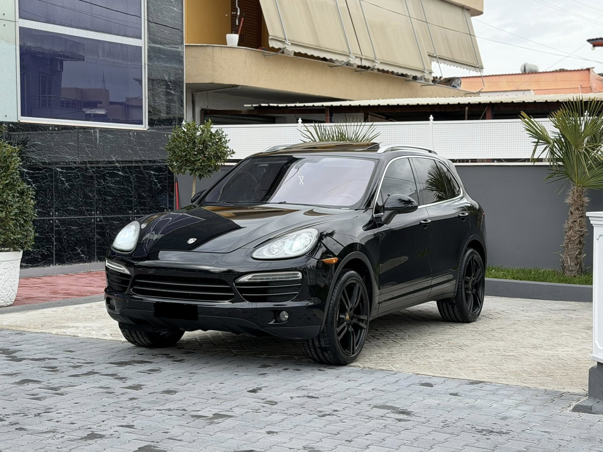 Porsche Cayenne-3.6 Benzin Gaz STAG , Viti Prodhimit Fundi 2011 me 250.000 km , xhama te zinj me certifikat para mbrapa , xhami pare me nuanc , sallon lekure , sedilje elektrike + ngrohje + fryrje cfryrje + memory , navigator , marsha ne timon , baxha , drita kseno , sensor parkimi , klima bizonale , stopa Led , bagazhi hapje mbyllje me buton , eco economy (fiket ndizet ne trafik) , letrat te sapo paguara deri Dhjetor  2026 , siguracioni Gusht 2026 , targe me perzgjedhje 001 , impianti gazit akoma me garanci , ne gjendje te mire motorrike dhe xhenerike..
Cmimi-12.999Euro i Diskutueshem ose mundesi nderrimi
ME NDERRIM KA CMIM TJ
☎️069 44 00 305-Noi
☎069 57 47 033-Lindi
Instagram-Auto Mazreku
Tiktok-AutoMazreku
Facebook-Auto Mazreku
📍Adresa-Fier-RR. Shen Leonardo Murialdo ngjitur karburant R-OIL 