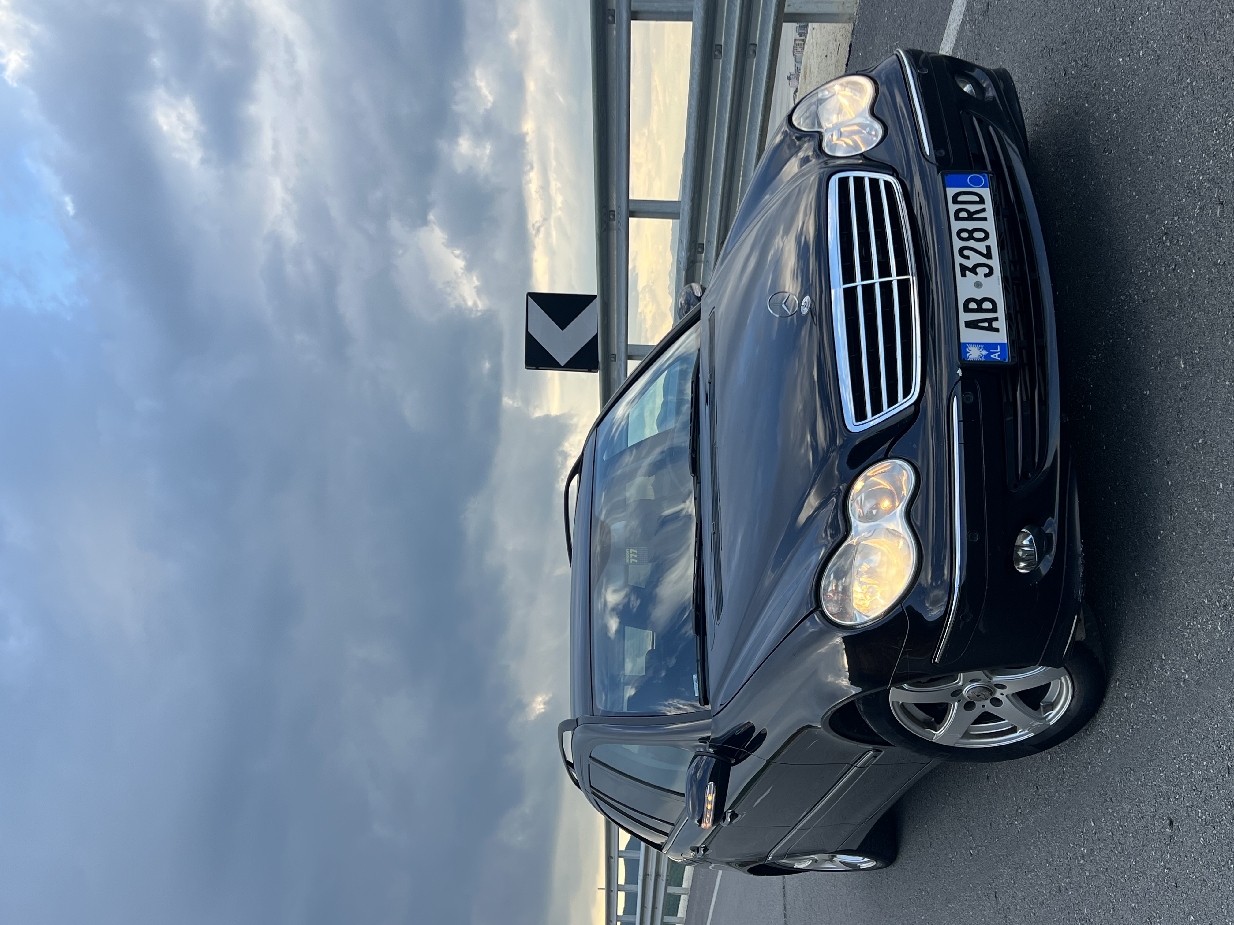 Shitet Mercedes-Benz C 180 Kompressor
(W203) - Viti 2007


Te dhënat e automjetit:
*   Modeli: C 180 Kompressor (W203)
*   Viti: 2007
*   Kilometrazhi: 210,000 km
*   Kambio: Automatike c/s
*   Fuqia motorike: 1.8 Kompressor
*   Ngiyra: Xhama te zini origjinal(fabrike)
*   Disqe: Alumini 16"
    Opsione & Pajisie
*   Sensor shiu
*   Sensor dritash
*   Sensor parkimi para & mbrapa
*   CD Player + AUX

*   Xhama elektrike (te katër)
*   Sedilje te palosshme
*   Sedilje me ngrohje
*   Sedilie elektrike
*   Pilot automatik (Cruise Control)
*   Komanda ne timon
*   Të tjera:
*   Të gjitha sherbimet e kryera ne kohë
*   Motori dhe kambio në giendje perfekte
*   Letra të paguara Cmimi: i diskutueshem Kontakti: WhatsApp / Tel: 0682892041
