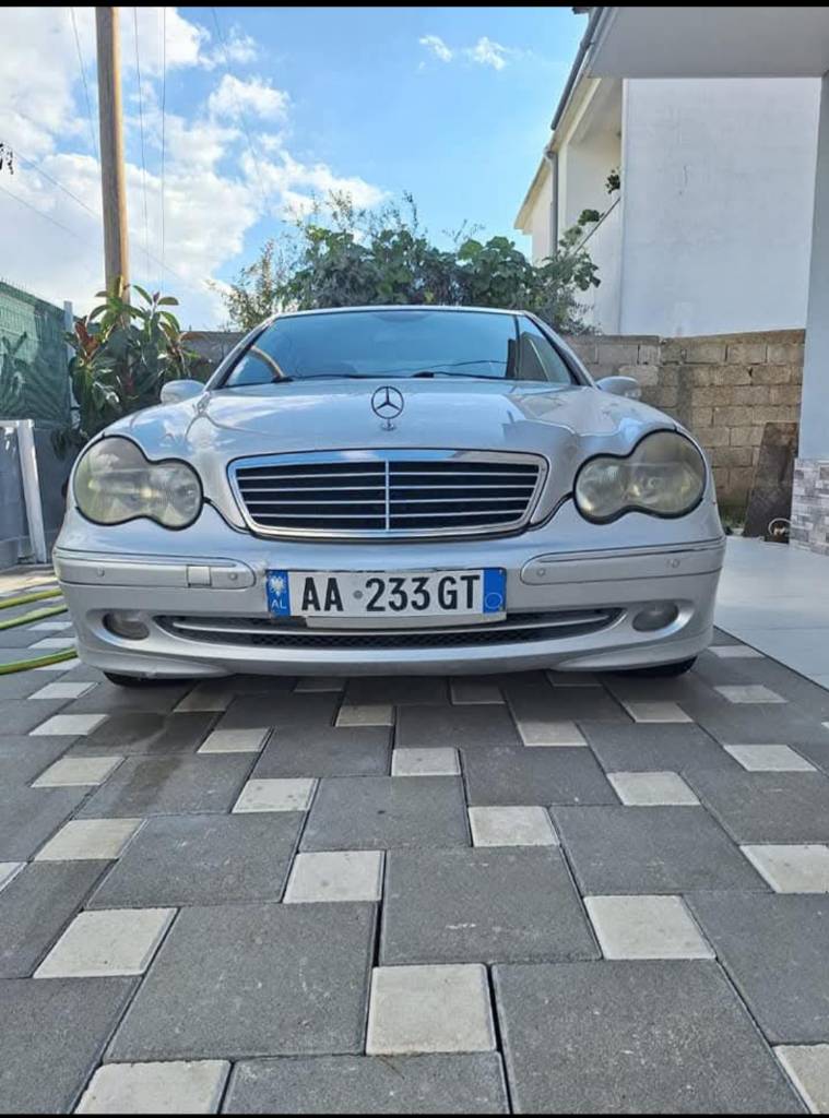 Shitet Mercedes Benz c200 naft 260 mi kilometra origjinale me te drejt kontrolli. Ne gjendje super motorrike SI dhe gjenerike  tel 0684229393