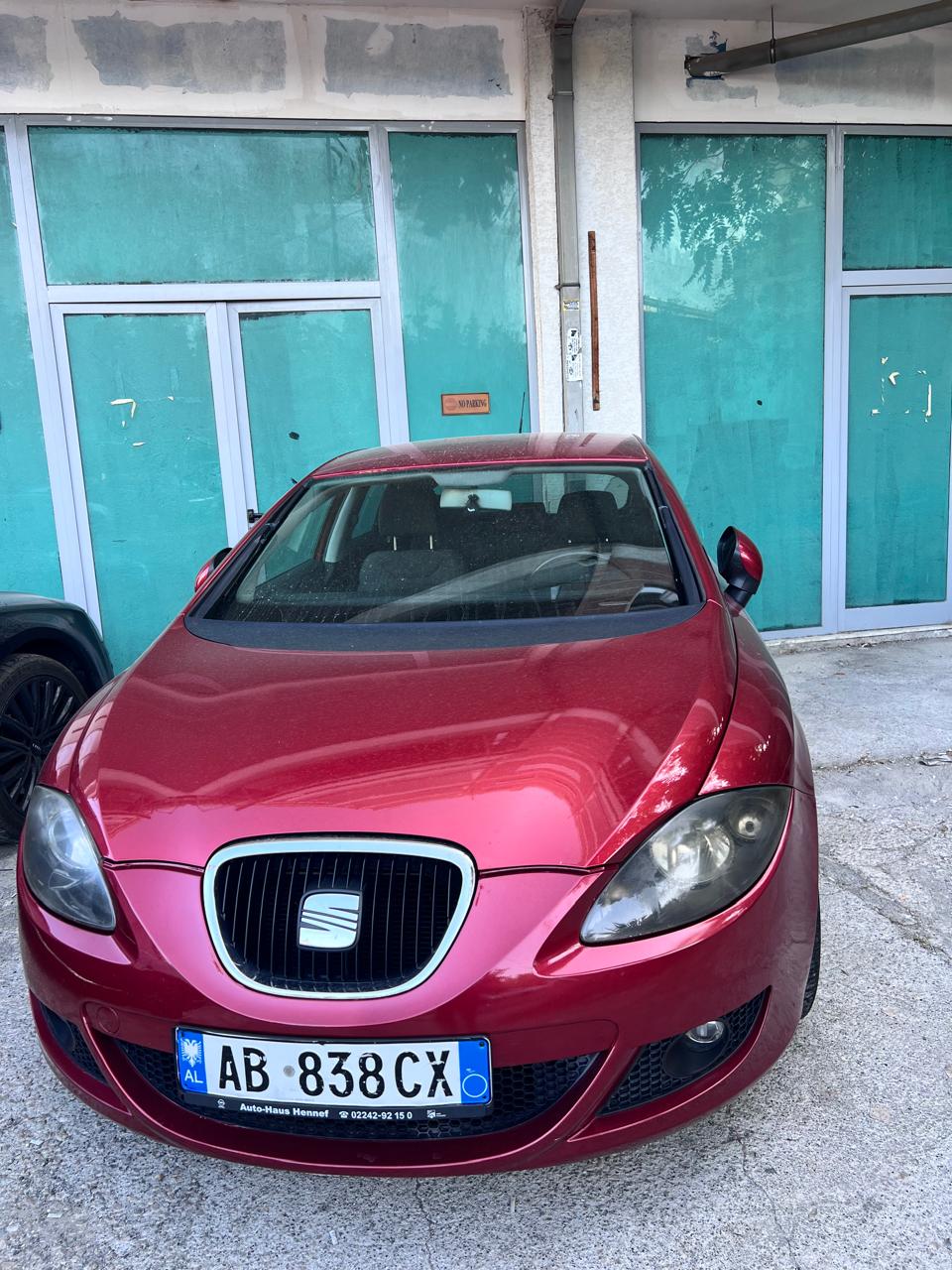 Shitet Seat Leon, viti 2009, në gjendje perfekte dhe i mirëmbajtur me shumë kujdes.

Kilometra: 150,000 km origjinale
Blerë me 0 km në Porsche Albania
1 përdorues që nga blerja
Libër shërbimesh – të gjitha serviset janë kryer në kohë
Goma të reja, të vendosura para 6 muajsh
Komanda në timon
Fenerë LED
Makina nuk ka nevojë për asnjë shërbim dhe është në gjendje perfekte
Siguracioni deri në Maj 2027
Kolaudimi deri në Maj 2028
Taksat e paguara deri në Maj 2028

Makina është mbajtur me shumë kujdes, është përdorur nga vetëm një përdorues dhe kilometrat janë 100% origjinale.

Shitet vetëm për arsye se është blerë një makinë më e madhe. 

Makina është gati për përdorim dhe nuk kërkon asnjë investim.