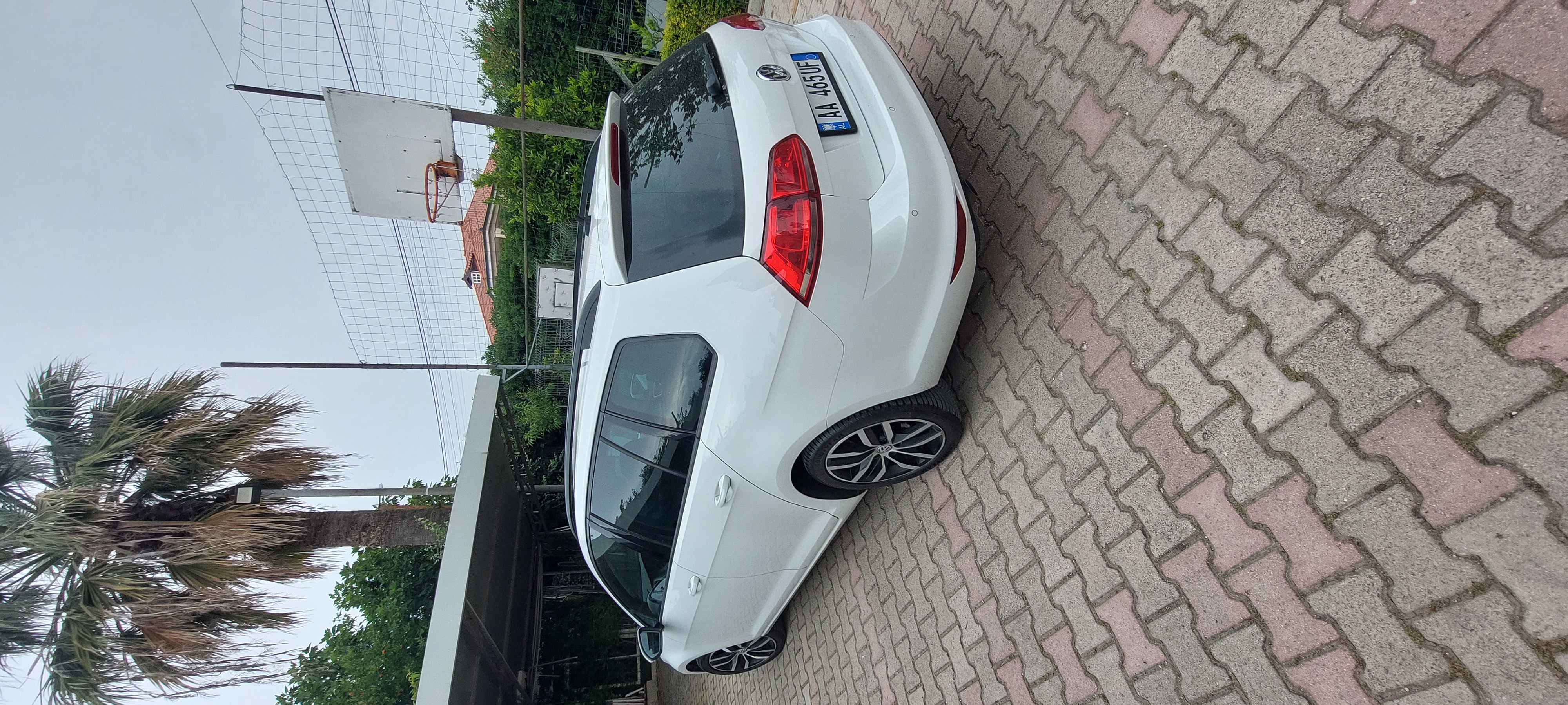 Shitet golf 7 1.6 nafte e 2015
xhamat e zinj originale
f1 ne timon
sendeljet para me ngrohje
pilot automatik, frenon vete ne rast rreziku
gomat e reja 4 stinet
disqe R17 bikolor.
per info 0694774004