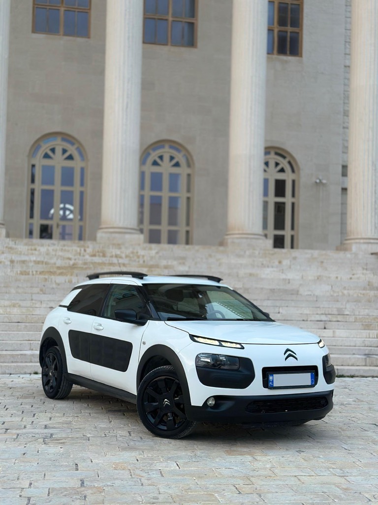 Citroen C4 Cactus
Viti 2014
Kamio Automat +- F1 timon
210 mij km origjinale te certifikuara
Motorr 1.6 nafte super ekonomik, konsumi 3.1 - 3.6 litra per 100 km
Sistem ECO , Start Stop
Disqe 17 goma te reja 100 %
Kamer parkimi
Sensor parkimi
Navi 7 inch Touchscreen 
Usb Aux Bluetooth 
Pilot automatic Cruise Control 
Kilometrazh dixhital
Dritat DRL
Full servis i sapo ber, vaj filtra ferrota diskofrena amortizator etj 
0699390000
