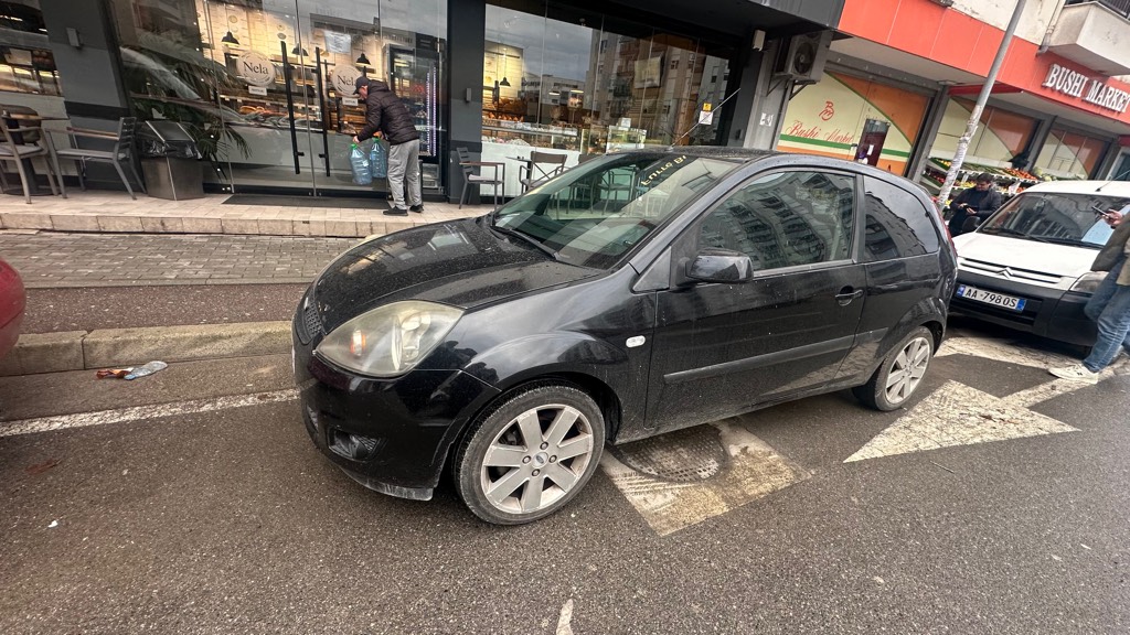 shitet ford fiesta 1.4 viti 2006 manuale xhama te zinj orgjinale , disje alumini 16R , kasetafon orgjinal , letrat prill 2027 , me te gjitha sherbimet e bera ne kohe , 