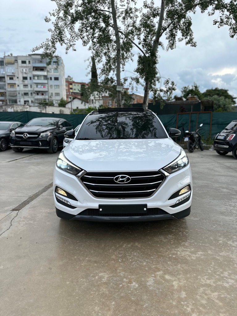 ✅SHITET✅
▶️Hyundai Tucson Premium
▶️Ngjyra e Bardhë
▶️Viti 2016/17
▶️2.0 Naftë
▶️Kambio Automatike
▶️Fener / Stopa Led
▶️167.000 KM (Me te drejt kontrolli ku te deshironi)
▶️Dogana e paguar gati per targa
▶️Start/Stop
▶️Keyless Go
▶️Sendile Me Ngrohje/Ftohje Para
▶️Sendile Me Ngrohje Mbrapa
▶️Timon Me Ngrohje
▶️Sensor mbrapa/Kamer Parkimi
▶️Drive Mode
▶️Cruise Control
▶️Clima Bizonale
▶️Bluetooth/Aux
▶️Auto Hold
▶️Fiket Ne Semafor
▶️Full full options
▶️Gjendje 10/10

        ❌❌JO NDËRRIME❌❌
 ❌Makina esht ne gjendje perfekte e gatshme per çdo lloj prove te mekaniku juaj i besuar❌
Cmimi:12.200 € diskutueshem
Tel:0693329420