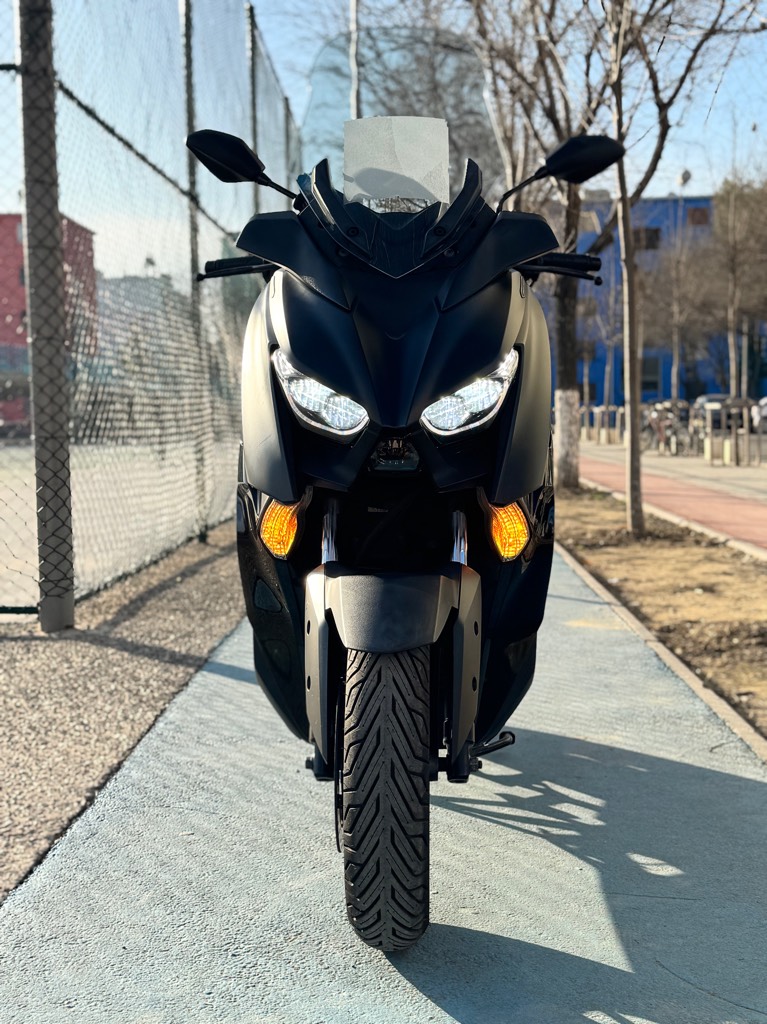 Yamaha X-Max Iron Max 125cc 2019

Yamaha X-Max Iron Max
 Viti i prodhimit 2019
Ky model i veçantë është ideal për ata që kërkojnë një motor praktik, ekonomik dhe komod për lëvizjet e përditshme në qytet dhe më tej.

Karakteristikat:
	•	Kilometrazhi: 18,900 milje.
	•	Me doganë të paguar – Gati për regjistrim dhe përdorim pa probleme.
	•	Doreza me ngrohje Oxford, të përshtatshme për mot të ftohtë.
	•	Goma të reja (para dhe mbrapa), të montuara së fundmi për siguri maksimale dhe performancë të lartë.
	•	ABS para dhe mbrapa, që garanton një ndalim të sigurt dhe stabilitet në çdo terren.
	•	Shumë ekonomik – Konsum minimal i karburantit, ideal për udhëtime të gjata apo për përdorim në qytet.
	•	Pamje dhe gjendje: Shumë i pastër dhe i mirëmbajtur, gati për t’u përdorur pa asnjë investim shtesë.

Përdorimi dhe Përfitimet:

Motorri është perfekt për lëvizjet në qytet falë komoditetit dhe manovrimit të lehtë. Modeli Iron Max është elegant dhe i veçantë, me një dizajn sportiv dhe karakteristika të avancuara, duke ofruar një eksperiencë drejtimi shumë të kënaqshme.

Çmimi: 4,750 milion lekë – i diskutueshëm nga afër.

📞+355693175210  Kontaktoni tani për më shumë informacion ose për të parë motorin!

