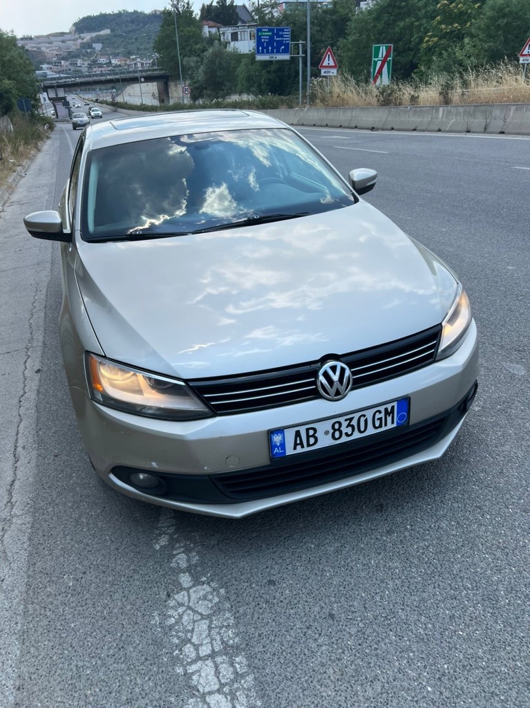 Volkswagen Jetta, 2.00 nafte, me dokumenta te rregullta,me sherbime te bera , me goma 95% me disqe,sediljet me grohje , e paster brenda dhe jashte.kambio DSG.makine ekonomike.