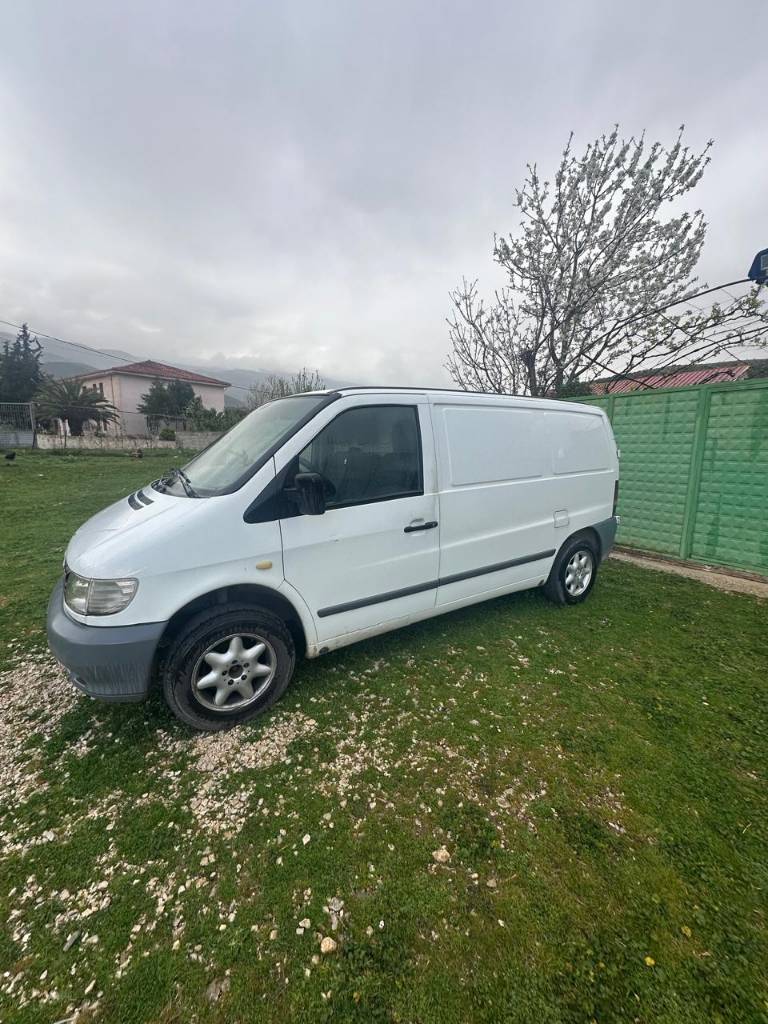 Shes fugon Mercedes Benz Vito. Viti 2001. Taksa dhe siguracion te prere. 2.2 Nafte. Sherbimet e bera. 4 goma te reja. 
0694058390