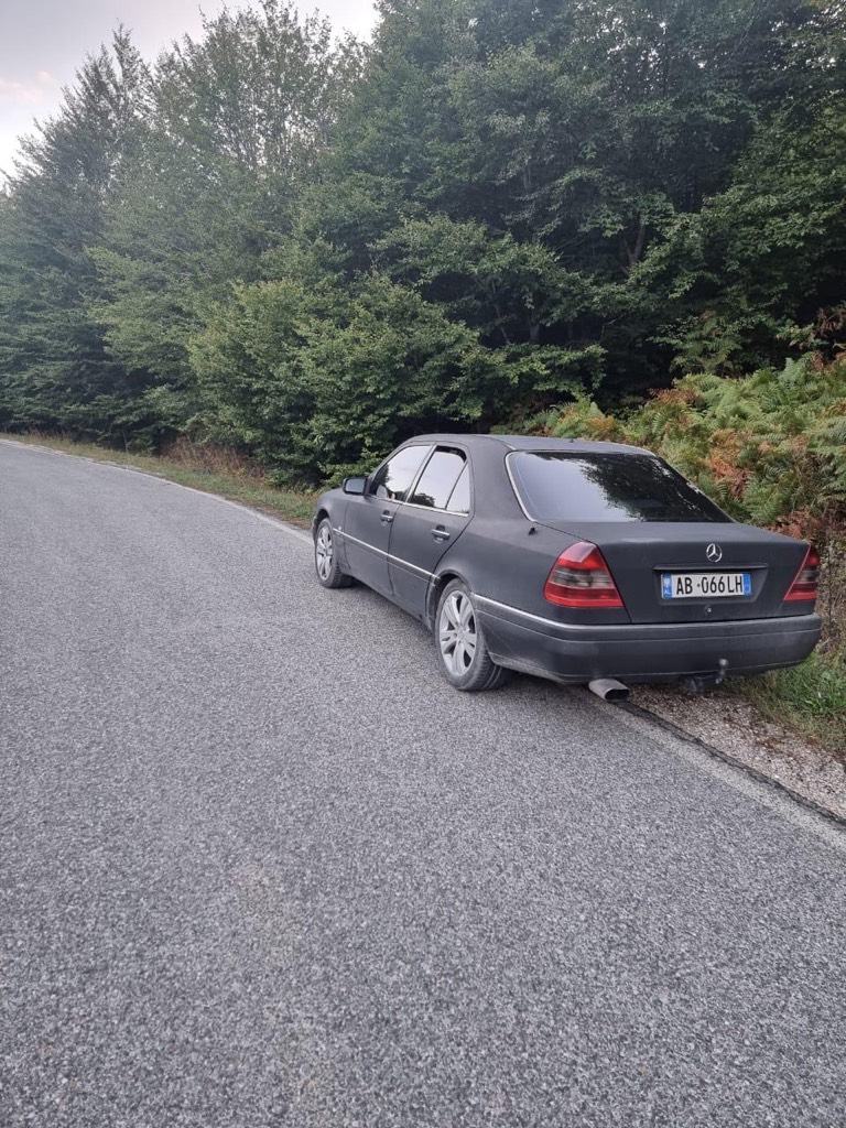W202
1994
Nafte
Automat
Ngjyre e zeze mat
Disqe 17 
Sedilje mershini 

