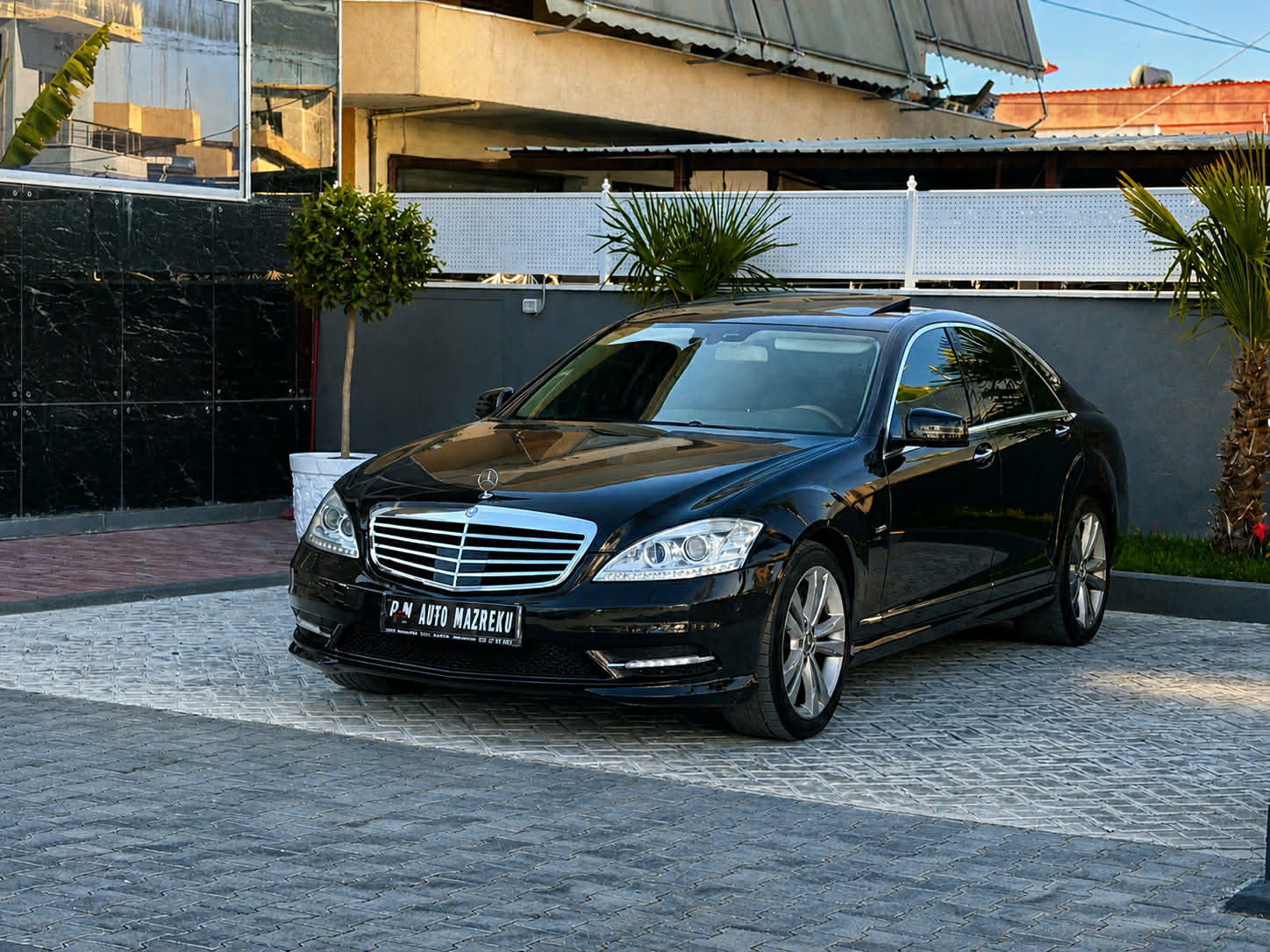 Mercedes Benz S350 Diesel BLUEEFFICIENCY , Viti Prodhimit 2010 me 162.000 km , sallon lekure , sedilje elektrike + ngrohje + ftohje + memory , sediljet mbrapa me ngrohje , navigator , kamer parkimi , marsha ne timon , timon druri , klima , perde mbrapa , disqe alumini , fenera stopa LED , bagazhi hapje mbyllje me buton , baxha , ambient light , letra te gjitha te paguara deri 10.10.2026 , sherbimet e bera , ne gjendje shume te mire motorrike dhe xhenerike..
Cmimi-10.500 Euro i Diskutueshem ose nderrohet (ME NDERRIM KA CMIM TJ)
☎️Cel-069 44 00 305-Noi
☎️Cel-069 20 40 105
Instagram-Auto Mazreku
TikTok-Automazreku
📍Adresa-Fier
Rr Shen Leonardo Murialdo , 
ngjitur me karburant R Oil
