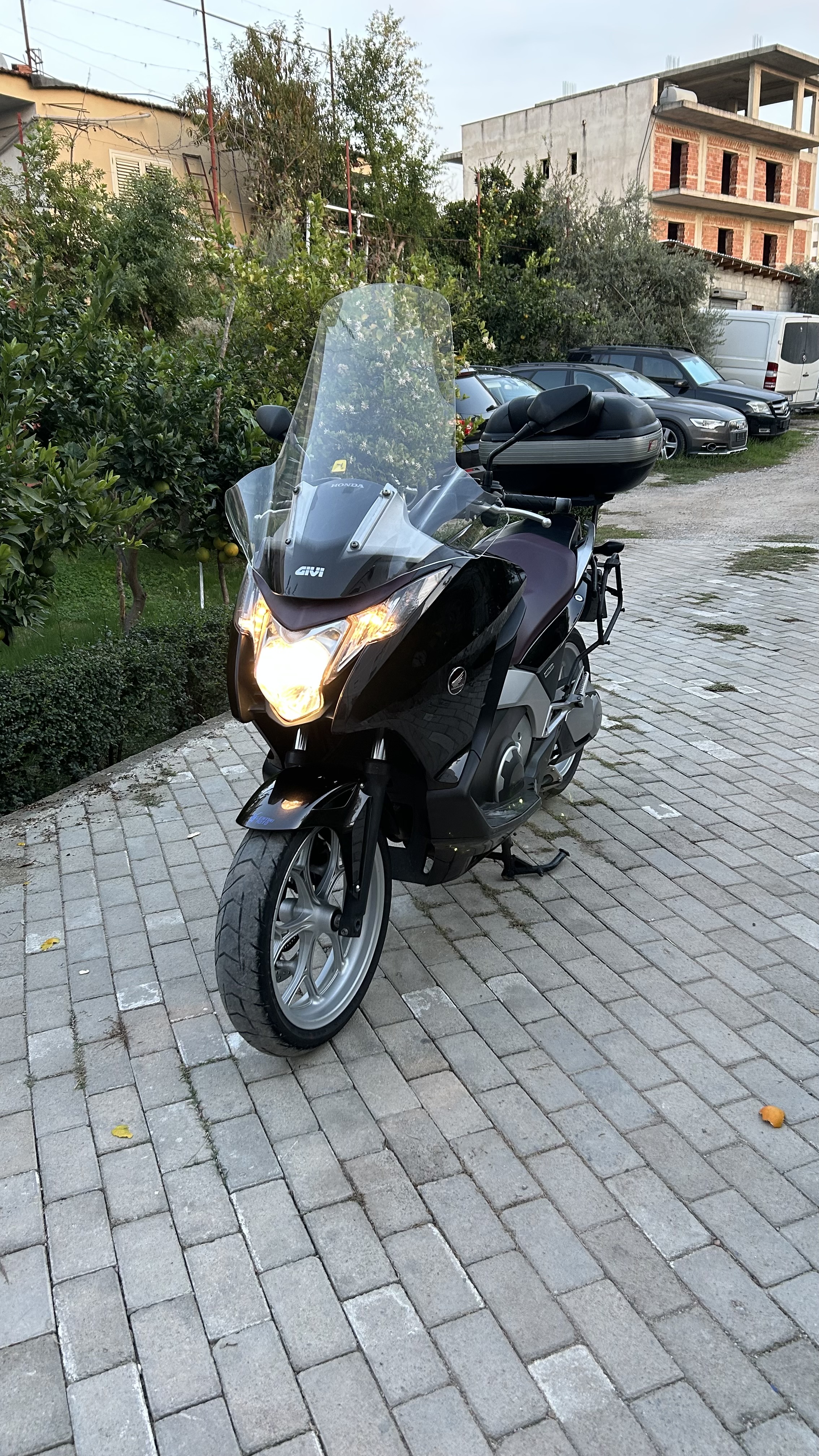 HONDA Motorri eshte ne gjendje shum te mire shenja te vogla perdorimi i sapo ardhur 🇮🇹
Goma te reja 60%
Vend karkimi per tel
Abs para mbrapa
3 Kosha origjinal Givi
KM 36000
Per me shum info tel: 0688527772