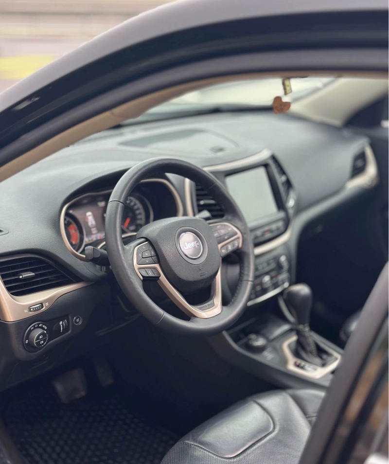 Motor 2.0 shum ekonomik 
Kambjo automat 9+R
Super full option 
Sherbimet te sapobera me fatur
Letra targa 
Vetparkim 
Kamer parkimi
Sensor parkimi
Line asist 
Distronik
Panoram komplet
Ngrofje ftofje sedilesh
Timon me ngrofje 
Klima 4 zona
 