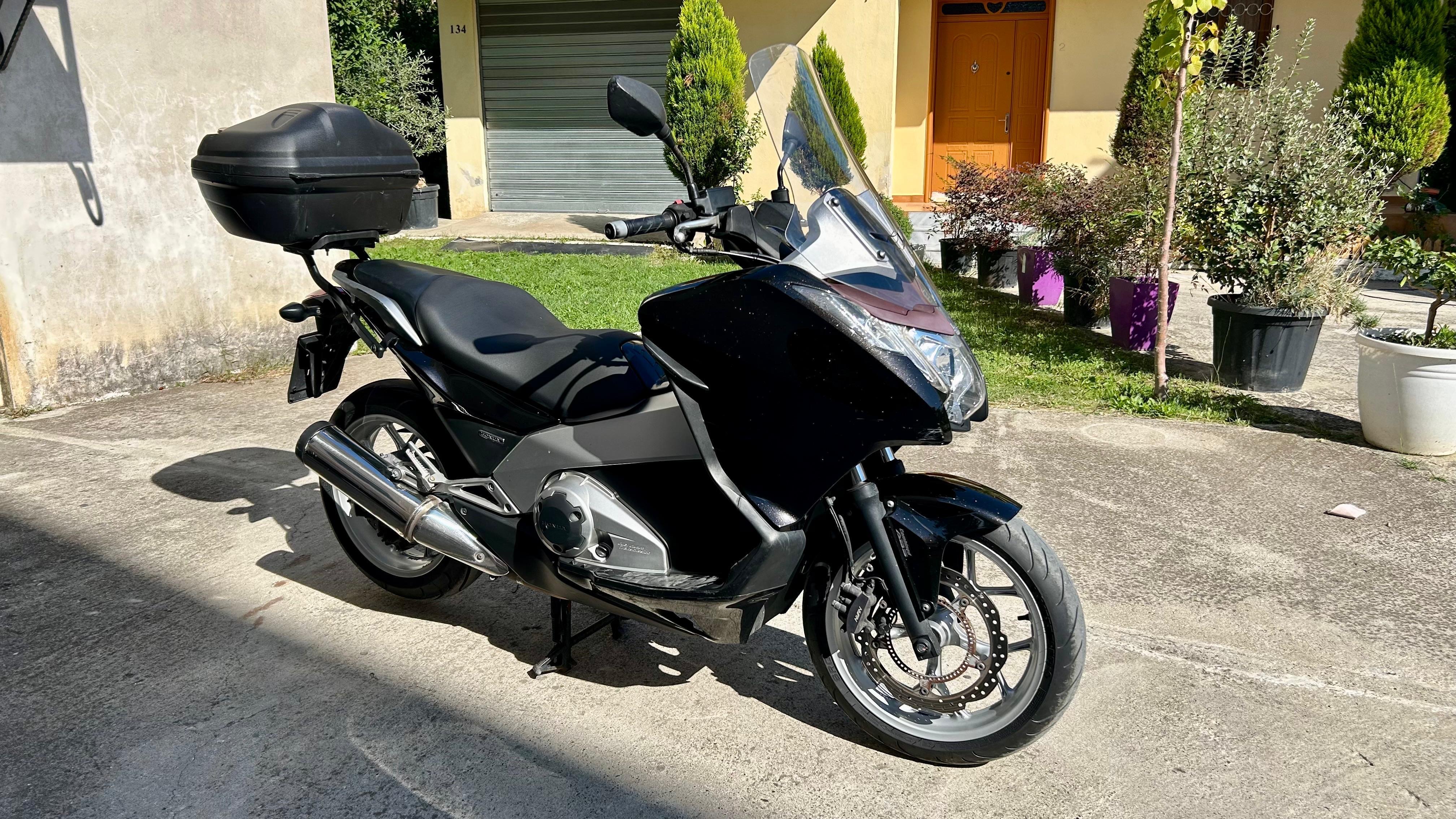 Motorri eshte ne gjendje shum te mire shenja te vogla perdorimi i sapo ardhur 🇮🇹
Goma te reja 100%
Vend karkimi per tel
Abs para mbrapa
Kosh origjinal kappa
Per me shum info tel: 0688527772