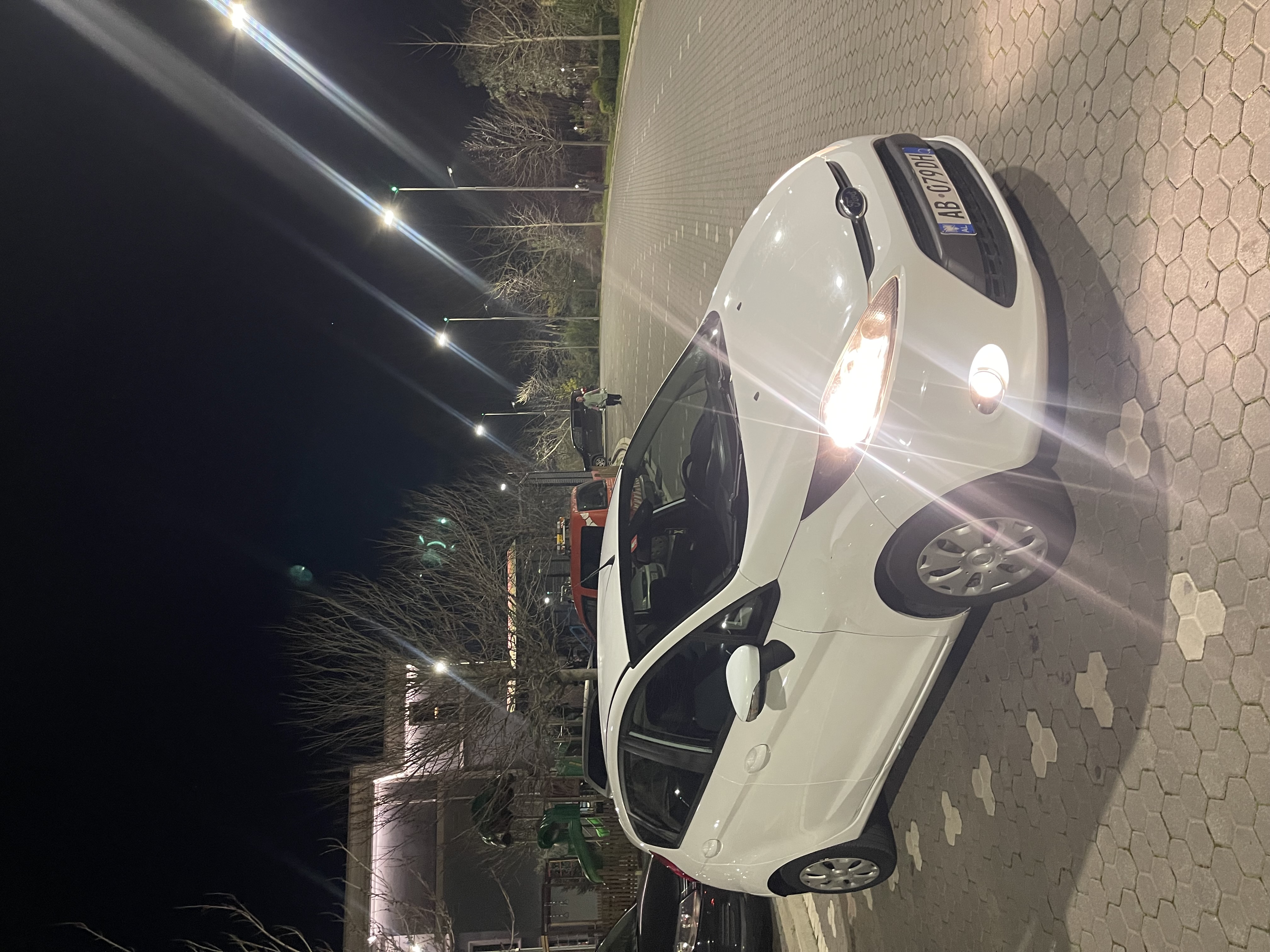 Ford Fiesta
👉 1.6 Nafte
👉KAMBIO Manuale 
👉 5-vende 
👉VITI 2012
👉EURO 5
👉200 mij ORIGJINALE. 
👉RADIO AM/FM-CD-MP3. USB
👉KLIMA. 
👉ESP( Sistem kundra rrëshqitjes). 
👉Goma 100%te reja. 
👉GJENDJA Teknike, Mekanike, Estetike E PERKRYER. 
👉Makina esht me letra te paguara 