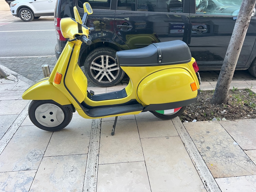 Vespa cosa 1992 ,125 kubik 4 marshe  i ardhur nga zvicra me dogane cdo gje e re ne gjendje pune per me shum shifeni nga afer 