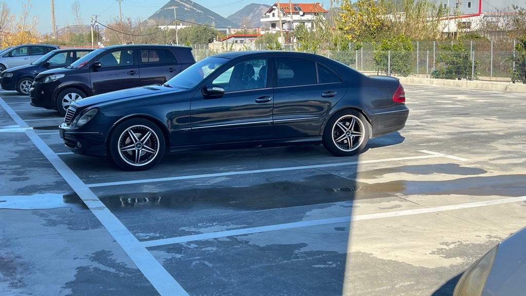 Shitet E clas 211 
Motorr 2.2 naft 
Viti 2004 
Kamio automat 
Km 340 mij
Letrat 20-07-2026
Xhama te zi mrapa me leje per 5 vite 
Cmimi 3800 
Vendodhja lezhe 
Nr cel 0676468865