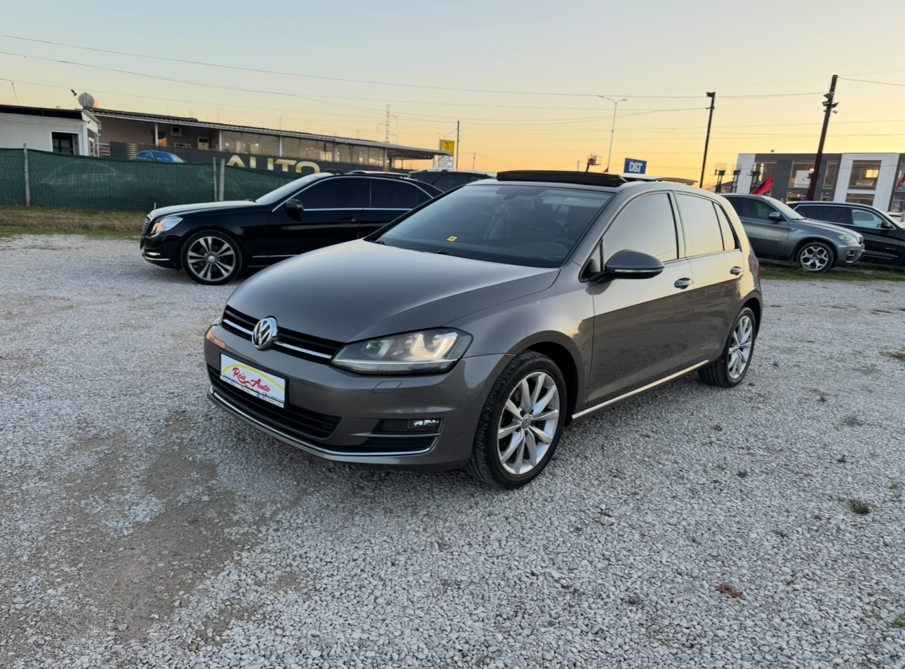 SHITET⤵️
🔹W-Golf 7 
🔹viti prodhimit 12/2015
🔸Kilometrat:2210000 te (Certifikuara)✔️
🔹karburanti:nafte 2.0 
🔸Kambjo: Automatike 
🔹Targa: sapo me dogane 

🔸Lista e opsioneve:⤵️

🔹Start-Stop
🔹Sallon lekure 
🔸4 Goma te reja
🔹Sendilje Elektrike
🔸Sendilje me Ngrohje🔥
🔹Marshet Timon F1
🔸Sensor Parkimi (kamer)
🔹timon me nxemje e tej
🔸full panorame 
🔹adresa 📍E762-km-1

Makina eshte ne gjendje perfekte,Tel +355697533222