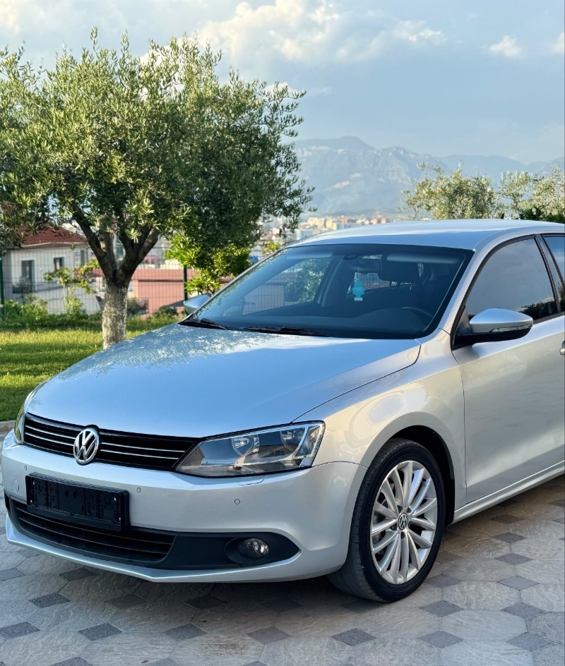 ‎🚘 Volkswagen jetta
⛽️ 1.6 nafte
⚙️ Kambio automatike
🛣175000Kilometra 
🗓 Viti 2013
Me dogane te paguar gati per targa
Ne gjendje shum te mire dhe e paster si makine.
🏷 Cmimi :6.200€ i diskutushem☎️+355 68 470 3185
📍 Adresa : Kashar