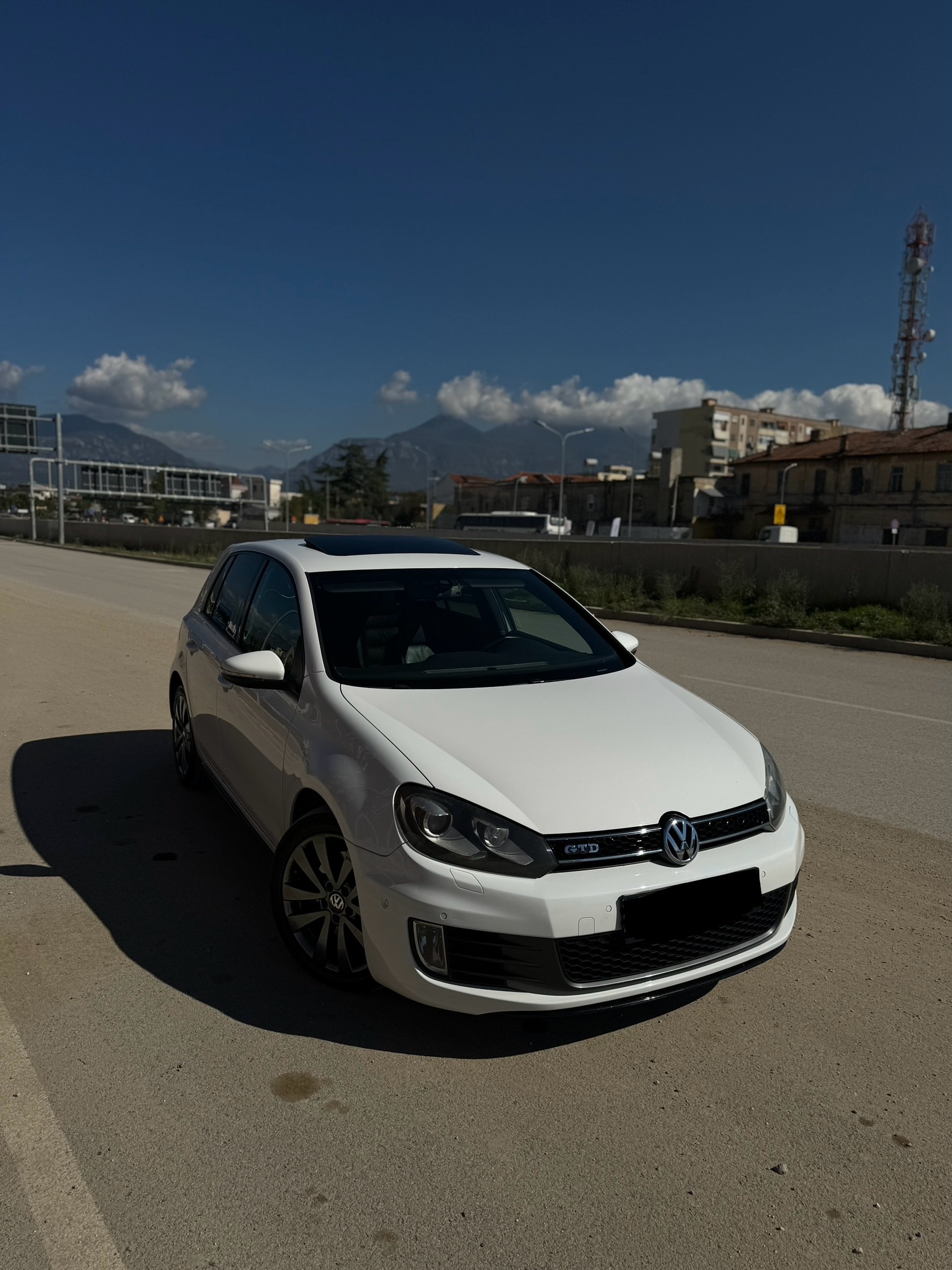 Golf 6 GTD 2.0 TDI

Kambjo automat
Fener inteligjent Xeno mbi xenon
Gomat 100%
Letrat e sapo paguara 
Mundesi kontrollo ku te deshironi

Tavan i zi, baxha, sendilje me ngroje, vete parkim, sensor parkimi, kamer parkimi
Bluetooth, CD, DVD, USB pilot auotmat

Cmimi: 8,999€ i diskutueshem 