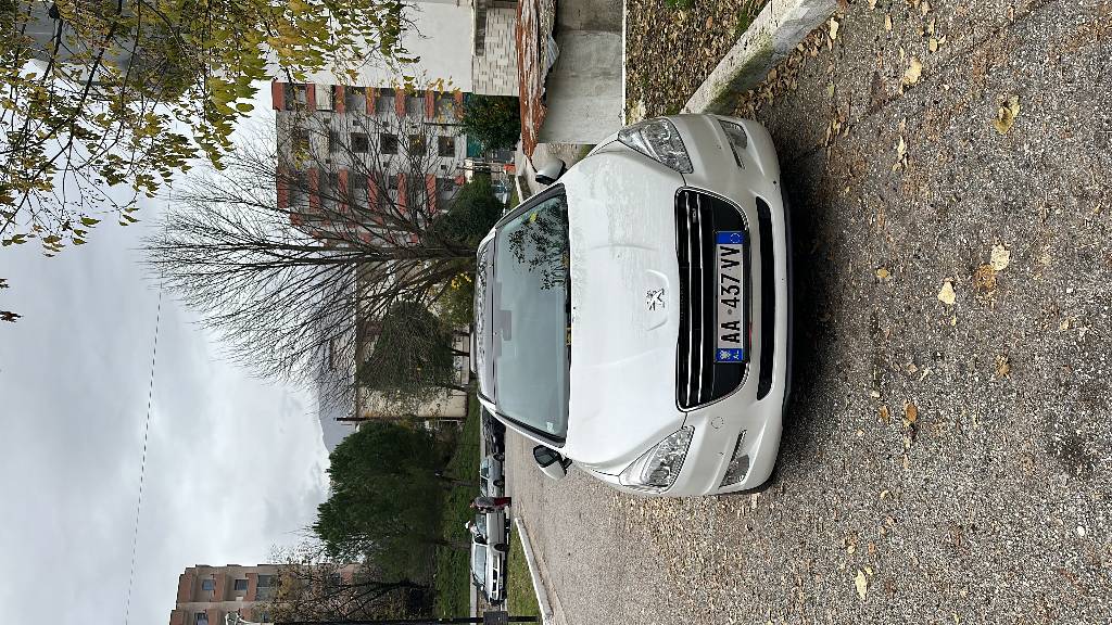 Makina është mirëmbajtur me merak, çdo servis I bere ne kohe dhe tek përfaqësia e Peugeot, goma Michelin.
Makine shumë ekonomike, shumë e rehatshme për udhëtime, familjare me hapësirë. Ata që njofin Peugeot ja dinë dhe vlerën e kësaj makine. 