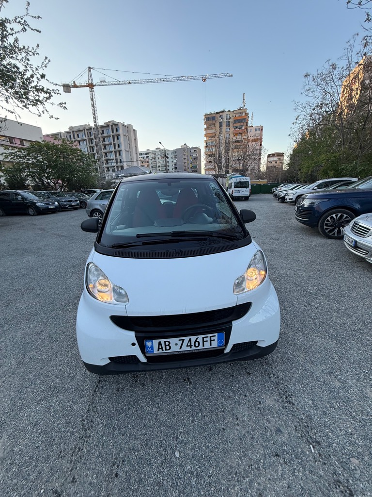 Shitet Smart ForTwo 
1.0 Benzin 
Automat-Tronic 
Gjendje perfekte 
Taksa dhe letra te paguara 
Tel: +355674816017