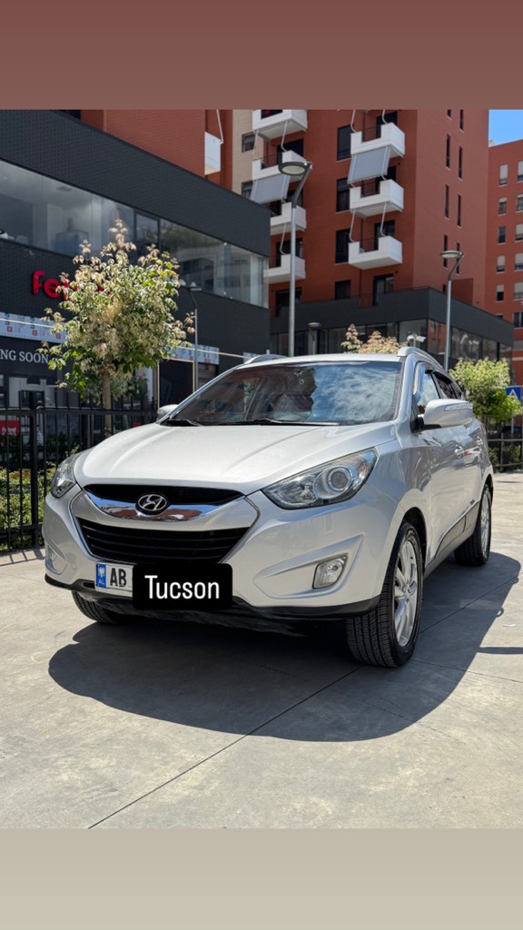 Shitet Hyundai Tucson LX20 2.0 Nafte
-Kambio Automat
-Makina e sapoardhur
-Sedilje lekure-Ngrohje para mbrapa
-Kamer dhe sensor parkimi
-Gomat 90% 
-Navi Android
-E gatshme per cdo lloj prove


Letra dogana taksa dhe siguracion te prera
Makina i ka te gjitha sherbimet e kryera
Nr : 0692220444



