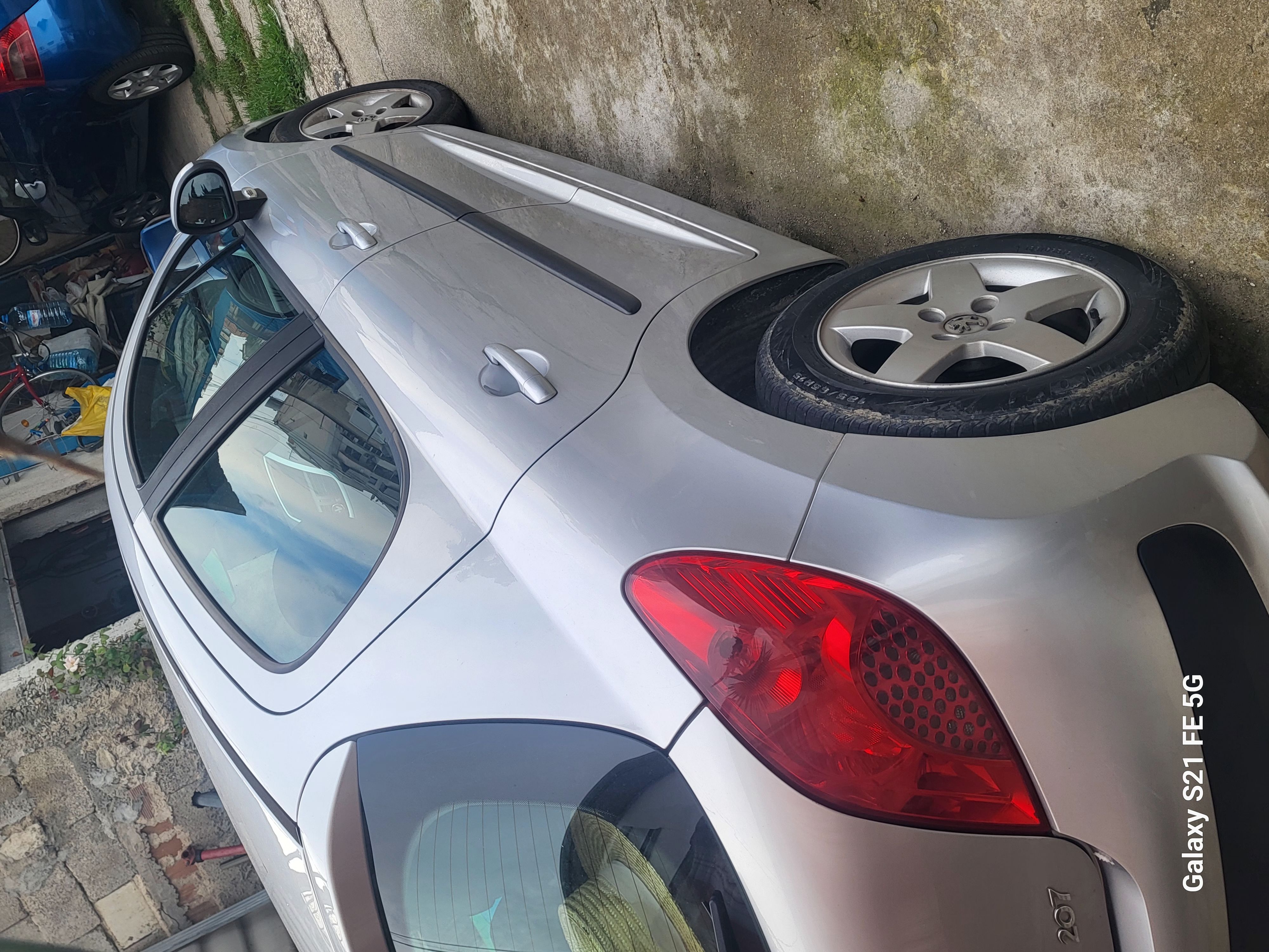 Shitet peugeot 207 viti 2009. Me kolaudim deri ne mars 2026. E paster brenda dhe jasht. Ka shenja te vola perdorimi. E pajisur me impiant gazi fabrike te mark3s BRC. Sapo nderruar kit faze vaj filtra dhe sherbime te tjera xhenerike.te 4 gomat e reja. Shitet per arsye mosperdorimi. Cmimi i diskutueshem pasi te shikohet makina nga afer