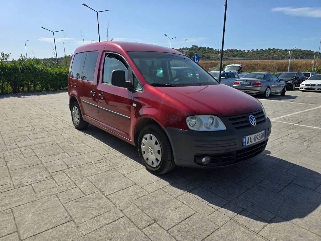 𝗩𝗪 𝗖𝗔𝗗𝗗𝗬 𝗟𝗶𝗳𝗲 𝟭｡𝟵 𝗗𝗜𝗘𝗦𝗘𝗟 
JO NDËRRIM. 
Viti i prodhimit 2005. 
Motor 1.9 Naftë.
360 mijë KM. 
Kambjo Manuale. 
Klima.  
Ganxh për Rimorkio. 
Xhama të Errët. 
5 Vënde. 
Me balestra mbrapa. 
Pasqyra Elektrike. 
Abs, Esp, SrsAirbag etj
Kolaudim i vlefshëm deri në dt: 21/08/2026. 
Taksa të paguara deri në dt: 15/09/2026.
Çmim 4̶4̶0̶0̶ E̶u̶r̶o̶ 3.900 Euro

Facebook & Instagram Master_Auto_Fier 