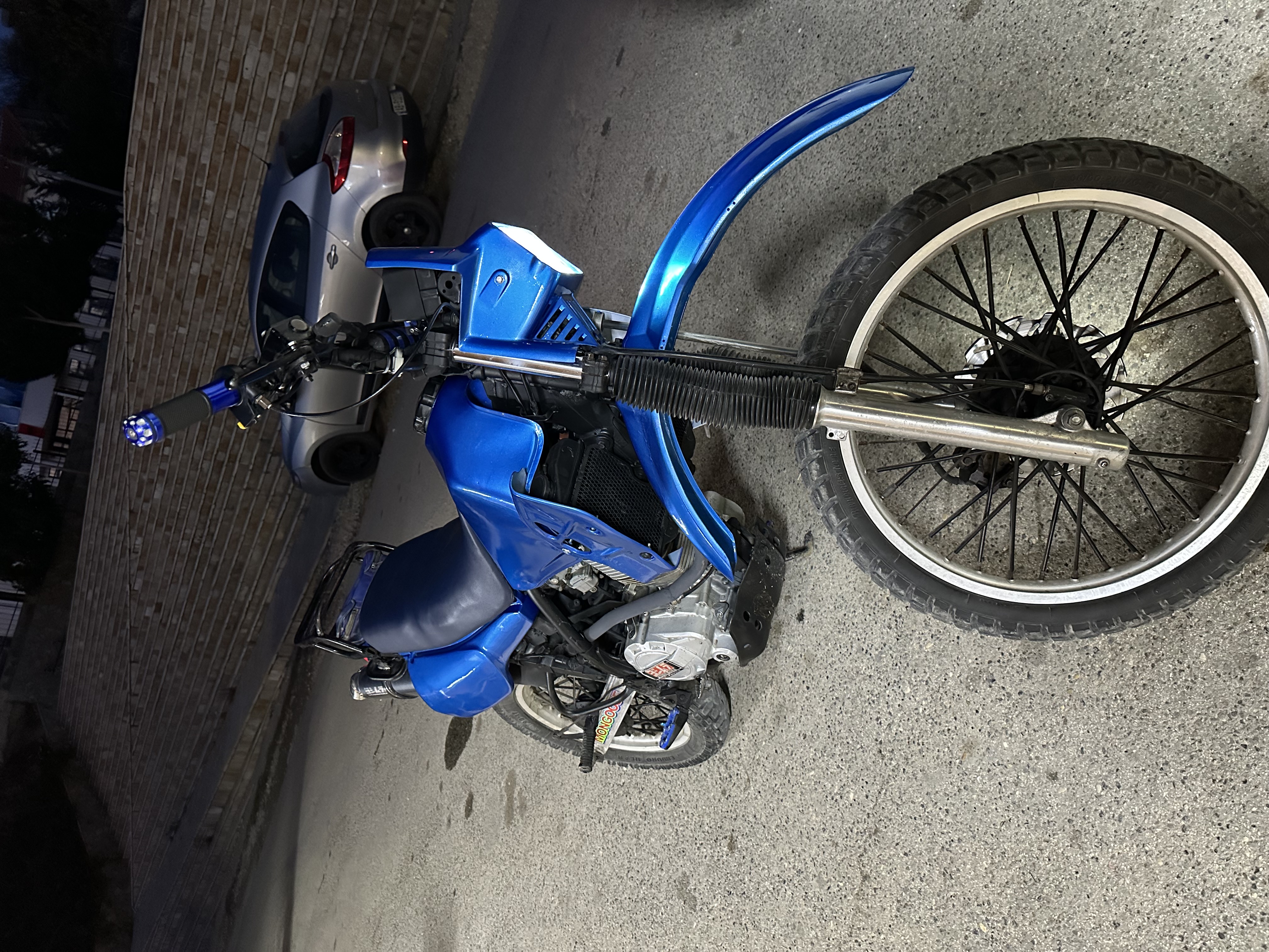 Shitet moto cross . Grup akull i ri JHSY 250cc. Skeleti eshte origjinal i Kawasakit . Esht pa letra por ka doganen e prer.Shitet per arsye lagrimi jasht shtetit. Per me shum info 0693105875.