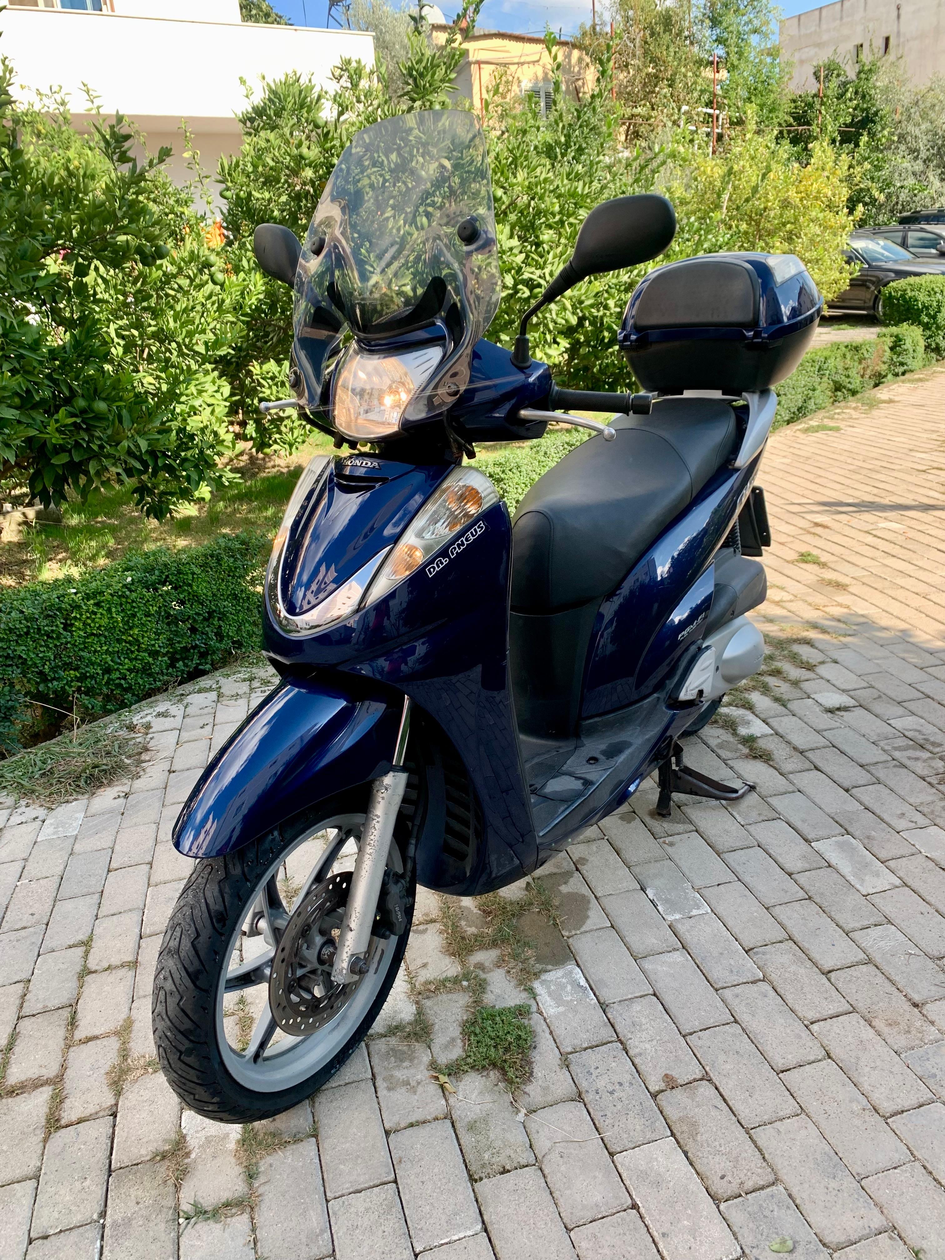 Honda SH 300i 
Motorri eshte ne gjendje shum te mire
2 çelsa
Kosh origjinal Honda
Gomat 90% 2çelsa
Freksjon polini
Vend per karikim tel
Per me shum info tel 0688527772