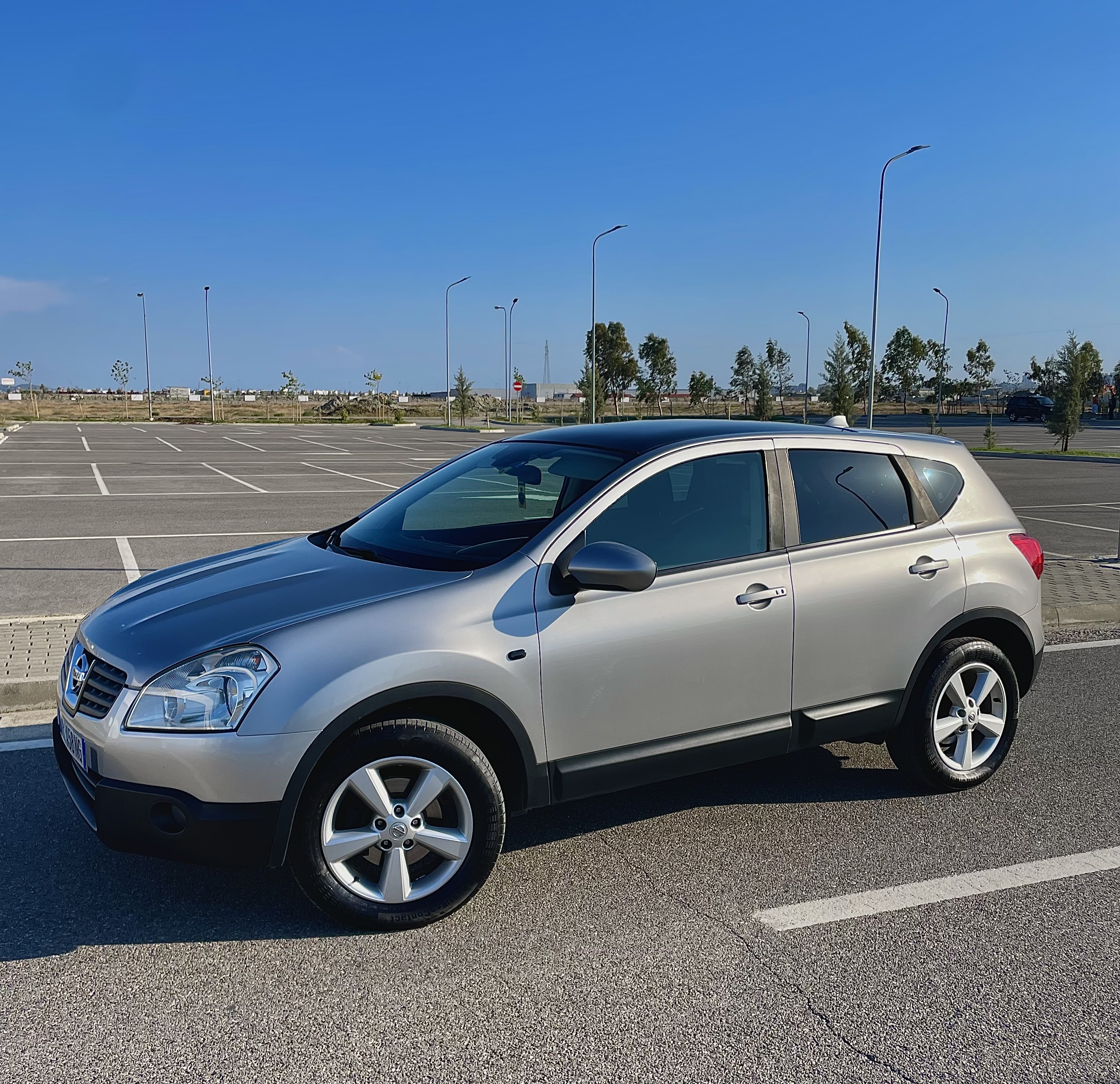 Shitet ose nderrohet me Golf 6 , 7 ose Audi A4 2010+.

Nissan Qashqai 2.0 Benzine
Manuale
Benznine + Gaz 2.0 
Kategoria Suv 4x4
Sherbimet e kryera
Vaj+Filter
Amortizator + Support
Gomat 100% te reja
Katalit 100% i ri Euro5
Kolaudim Mars 2028

*Makina ka gervishtje ne prapakolp

Gjendja motorrike + xhenerike 10/10
Te drejte prove dhe kontrolli 

Kontakt Tel + WhatsApp : 0676701041