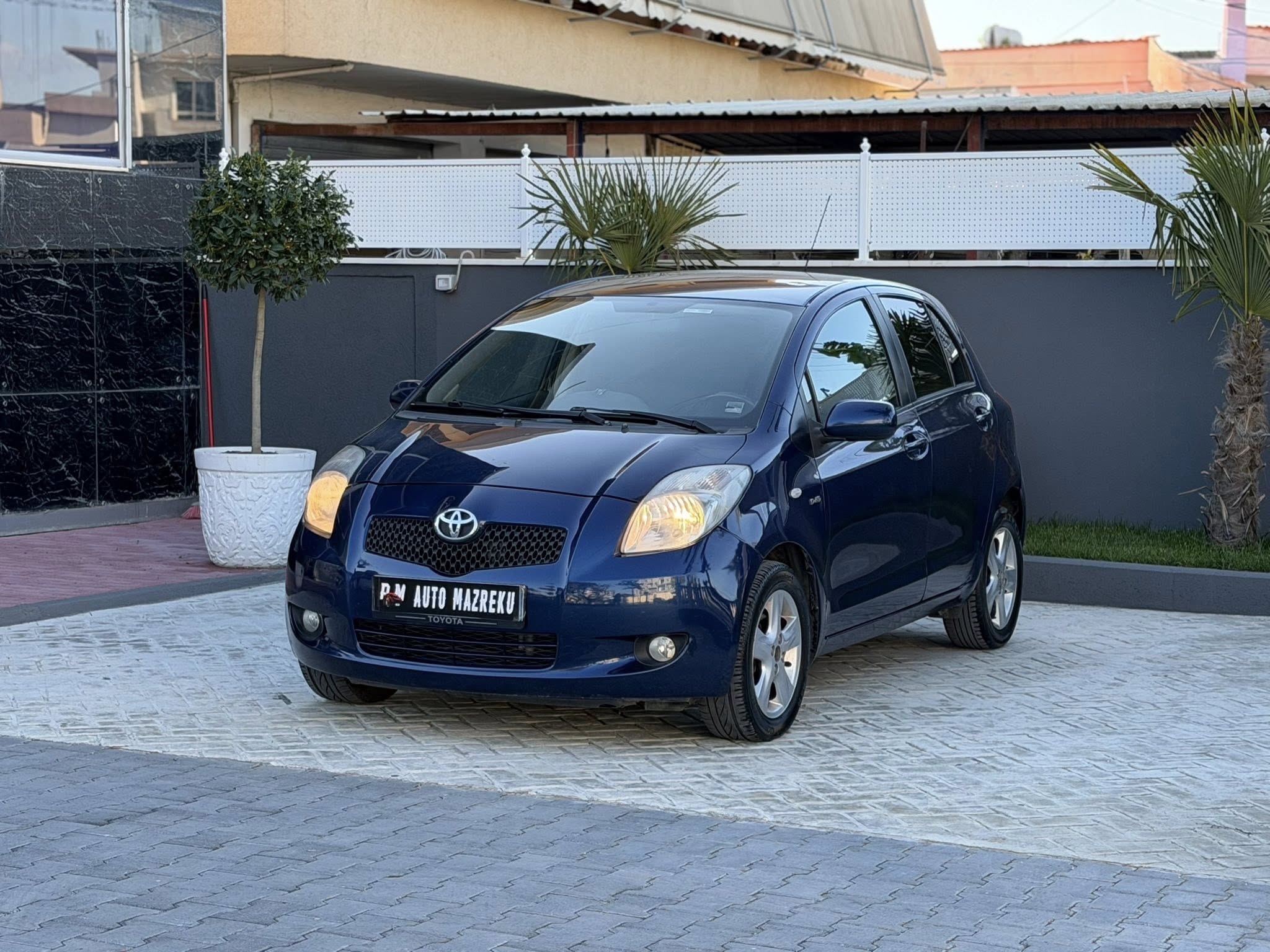 Toyota Yaris-1.4 Diesel D4D , Viti Prodhimit 2006 , kamio automatike , kondicioner , cd player me komando ne timon , xhama te zinj me certifikat , keylesgo (hape mbyllet me cels  ne xhep te doreza ) , ndezje START STOP , letra te gjitha te paguara deri 10.12.2026 , kualidimi deri 01.10.2027 , ne gjendje te mire motorrike dhe xhenerike..
Cmimi-3800 Euro i Diskutueshem
☎️Cel-069 44 00 305-Noi
☎️Cel-069 20 40 105
Instagram-Auto Mazreku
TikTok-Automazreku
📍Adresa-Fier
Rr Shen Leonardo Murialdo , 
ngjitur me karburant R Oil
