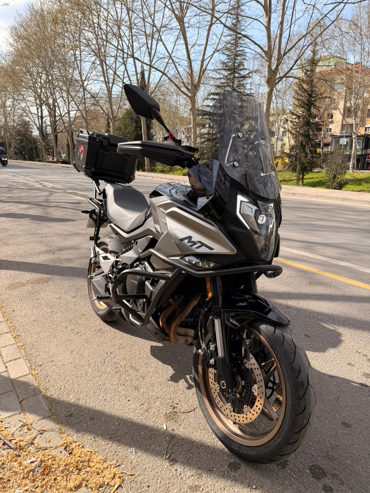 Shitet CF Moto 700MT, viti 2023, A2 (patenta), në gjendje perfekte, i përdorur shumë pak (vetëm 1800 km). Motor ideal për touring dhe udhëtime të gjata, shumë komod dhe i fuqishëm.

🔧 Specifikime kryesore:
	•	Motor: 693cc, 2 cilindra, liquid-cooled (DOHC)  
	•	Fuqia: rreth 67 HP (50 kW)  
	•	Çift rrotullues: 60 Nm  
	•	Kambio: manuale, 6 marshe  
	•	Transmision: zinxhir
	•	ABS  
	•	Suspensio: përpara USD (inverted fork), mbrapa monoshock  
	•	Frenat: disqe para & mbrapa me ABS
	•	Tank: ~18–20 litra  
	•	Peshë: rreth 218 kg  
	•	Lartësia e sediljes: ~800 mm  
	•	TFT display, LED lights, USB, navigim dhe lidhje me telefon  

⚙️ Opsione & shtesa ekstra:
	•	Hekura mbrojtës (crash bars)
	•	Valixhe origjinale (touring set)
	•	3 xhama (windshields) në madhësi të ndryshme

✔️ Motor shumë ekonomik dhe i përshtatshëm për udhëtime të gjata
✔️ Pa asnjë problem teknik, gati për përdorim

📌 Shitet për arsye emigrimi
