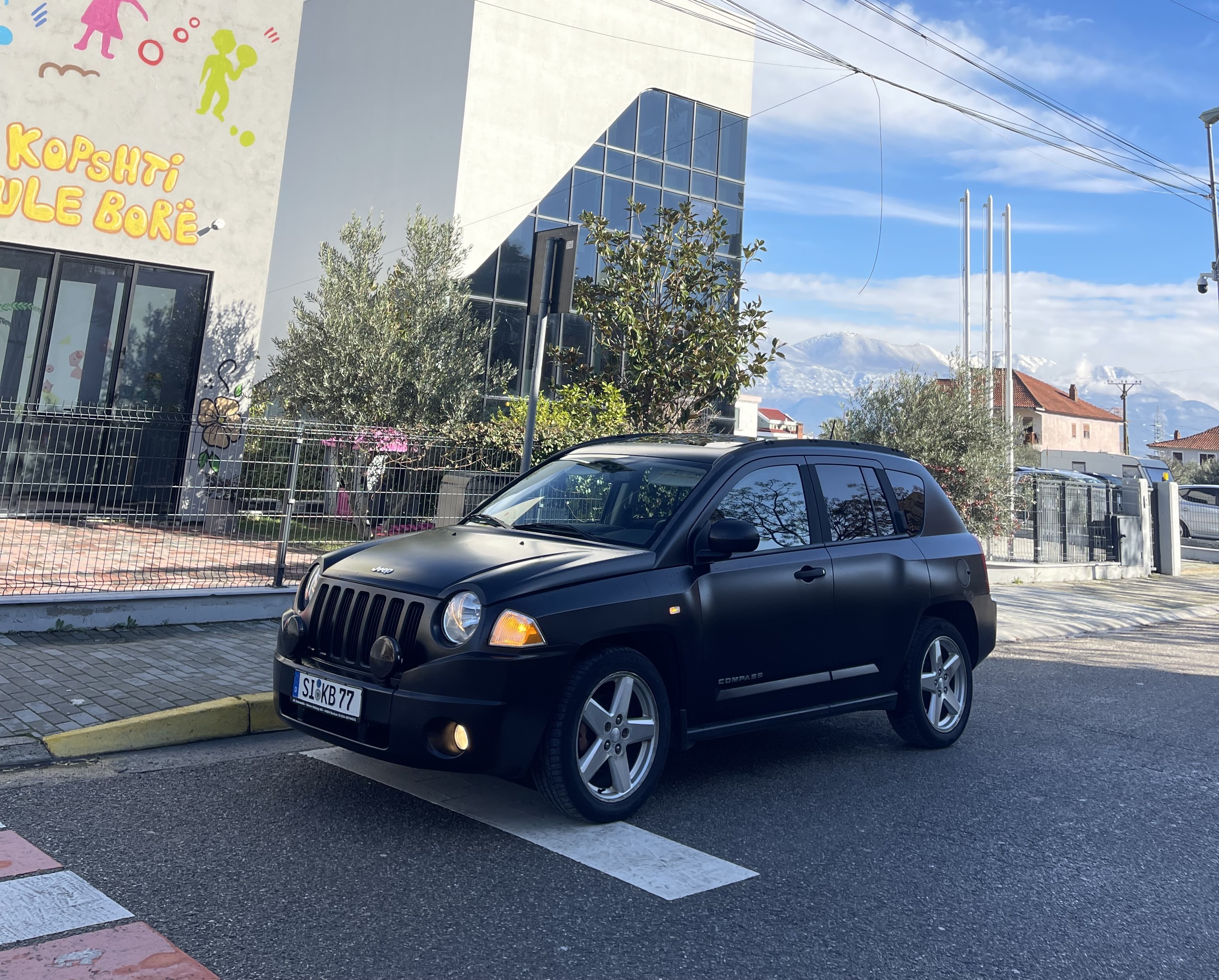 Jeep Compass 4x4 
Motor 2.4WGE Benzine 
Kamio Manuale 6+R 
Viti Prodhimit 2007 
195.000KM Origjinale 
Klima A/C Funksionale 
Komanda Timon, Bord Ekrani 
Cruise Control, Sendilje Me Ngrohje 
Tapiceri Lekur E Paster, Baxho Xhami
Xhama Te Zinj Origjinal, Drita Auto 
Disqe Alumini R18, Goma Te Reja 
Me Dogane, Gati Per Targa
Ne Gjendje Te Mire Pune 
Nr Tel +35568 600 41 45