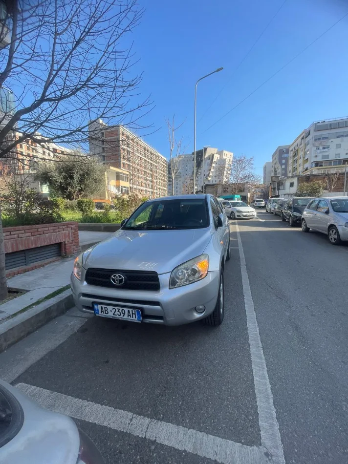 ✔️ Motori: 2.2 D4D (naftë)
✔️ Viti: 2007
✔️ Kambio: Manuale
✔️ Kilometra: 250,000 km

🔧 Të gjitha shërbimet të kryera në kohë
🛞 Goma të reja
🪟 Xhama të zinj me leje
🔥 Ngrohje sediljesh
🛣️ Pilot automatik

Makina është e mbajtur shumë mirë dhe gati për përdorim pa asnjë investim!

💶 Çmimi: 5500 € (i diskutueshëm)

📞 Për më shumë informacion, kontaktoni! 0692578048