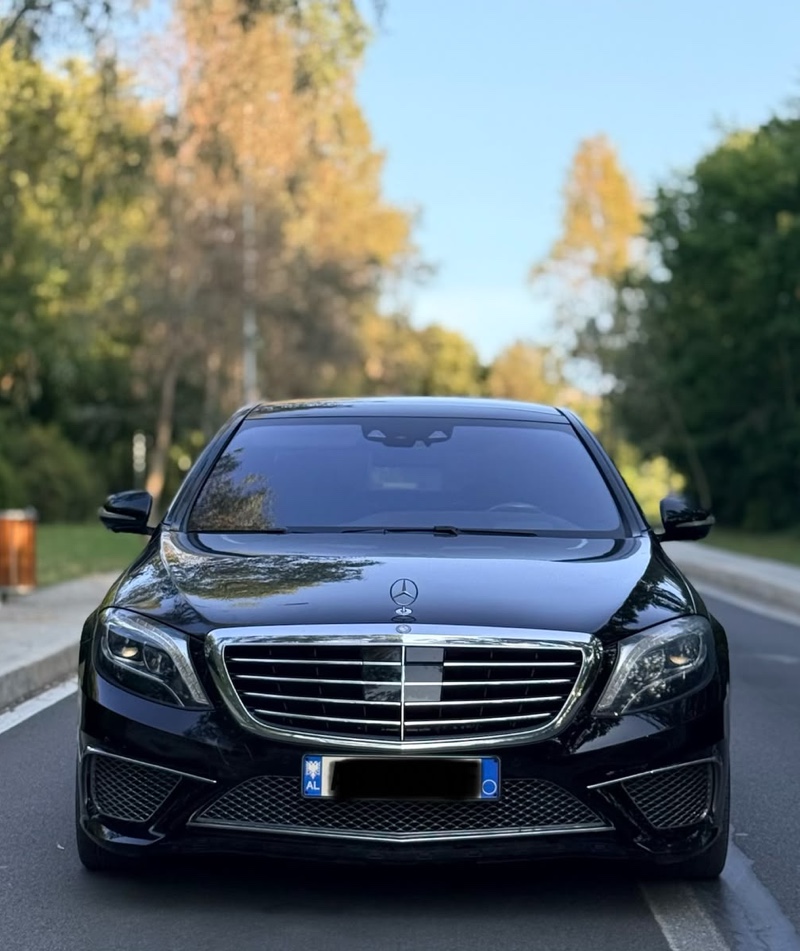 Mercedez Benz 
S Class 350 4 matic 
Motorr 3.0 Nafte pa taks lluksi 
Km 130mi 
Vitprodhim 2015
Opsionet : 
Serdilet e para me levizje elektrike , me memorie plus ngrohje dhe ftohje 
Serdilet e pasme vetem me ngrohje 
Kilma 4 zonale 
Ambjet light plus air vents me disa ngjyra 
Impjanti i muzikes Burmester 3D 
Perde mbrapa dhe anesh me buton 
Air matic comfort dhe sport 
Eco mode  
Distronik 
Mban vizat e bardha 
Sensora para dhe mbrapa + camera 360 grad
Full panoram 
Fener inteligjent 
Head up display 
Blind spote
Dyer me thithje
Makina eshte ne gjendje perfekte eshte e gatshme per tu kontrrolluar tek mekaniku juaj i besuar 
Cmimi i disk 
☎️ 0682202500 

Ig auto.07_ 
Fb auto.07_
