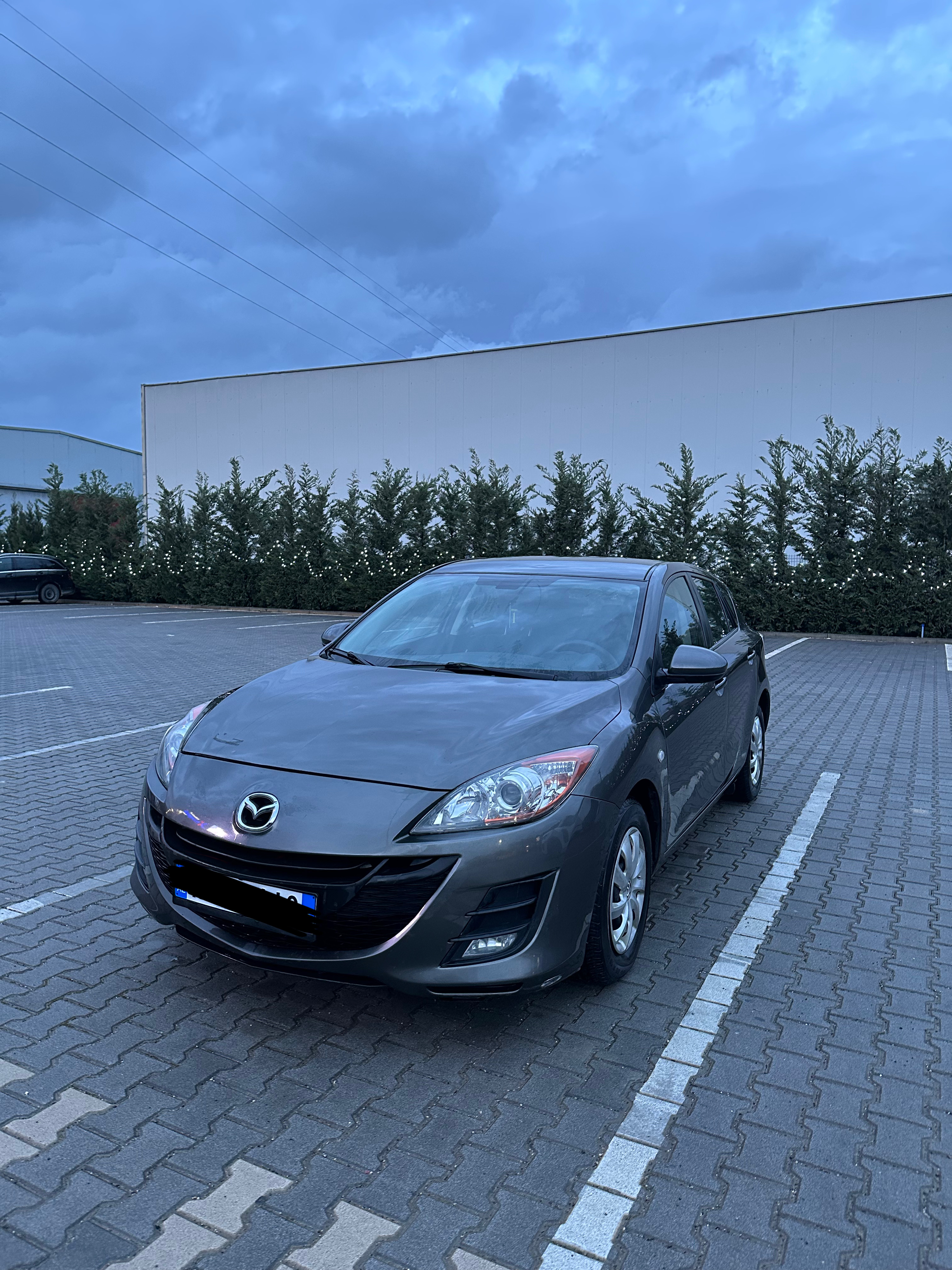 Shitet Mazda 3 viti 2012, motor 1.6 naftë, kambio manuale. Makina është e mirëmbajtur, ekonomike dhe shumë e përshtatshme si për qytet ashtu edhe për rrugë të gjata.

✅Motor 1.6 nafte
✅Kambio manual
✅kilometra:209.000
✅konsum i ulet karburanti
✅Taksa dhe siguracioni i sapo prer
✅Ne gjendje shume te mire dhe cdo sherbim i bere
✅makina eshte e ardhur nga gjermania dhe shum pak e perdorur ne shqiperi
📞Nr tel:+355692891838
Cmimi i diskutueshem mund ta kontrolloni ne servisin tuaj
- [ ] 
