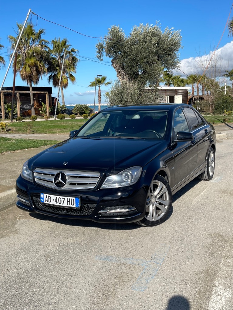 🚗 Mercedes-Benz C Class 1.8 Nafte 🇩🇪
☎️ Numri i Kontaktit: 0676648328 
📍 Vendodhja: Durres
Përshkrimi i automjetit:
Mercedes-Benz C180 2011 BlueEfficiency, në gjendje perfekte, pa nevojë për asgjë.
🔹 Cilindrata: 2143 cm3
🔹 Kambio: Automatike 
🔹 258,000 km
🔹 Jo-4Matic (Diferencial mbrapa)
🔹 E ardhur nga gjermania ne 2022
⚙️ Opsione & Pajisje:
✅ Suspension Airmatic (Comfort, Sport)
✅ Sensor Parkimi Para - Mbrapa
✅ Sistem audio Harman Kardon
✅ Navi- Shqipri + Europ
✅ Drita Xenon Bi Xenon inteligjente
✅ Xhama të zinj me leje 5-vjeçare
✅ Goma Hankook R17 225 45 91Y
✅ Kualidimi deri ne 2026
✅ Letrat- Tetor 2025
✅Sistem ECO
✅ Super Ekonomike, vaj filtra dhe cdo sherbim i kryer ne kohe
✅ Dy celsa 

📢 Çmimi 10,000€ ✅ (I diskutushem nga afer live)
Ndrohet me makin me te vogel.
