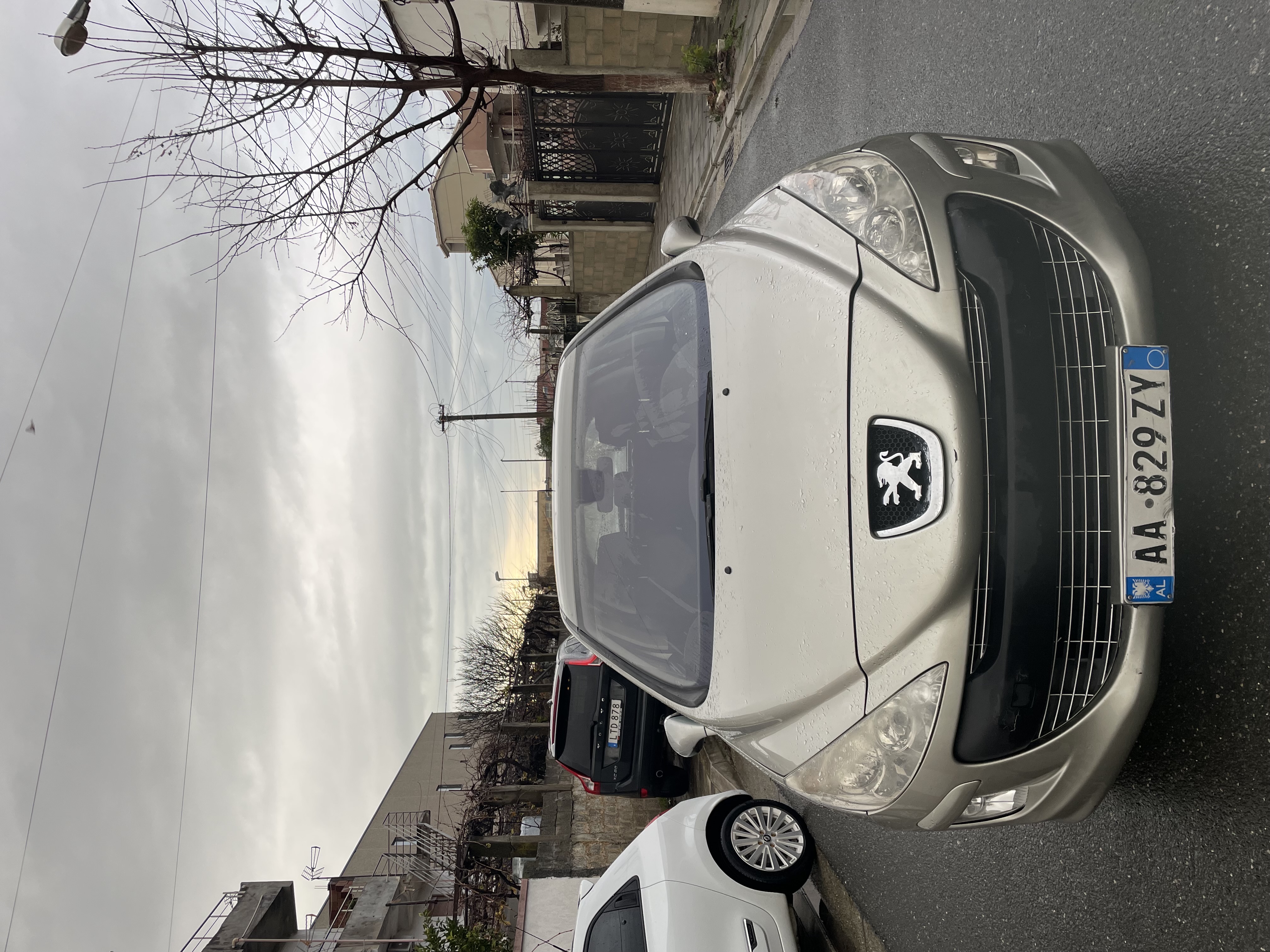 Peugeot 308
Viti 2008 
1.6 nafte
Kambio Automatik 6 marshe 
Sensor mbrapa
225.000km origjinale me te drejt kontrrolli edhe ne kualidim 
F1 (marshet ne timon) 
4 Xhamat elektrik 
Makina eshte ne gjendje perfekte e mbajtur nga vetem 1 pronar 
Cdo sherbim ne kohe
Cmimi 3800€ i diksutushem 
Nr 069 69 777 65
