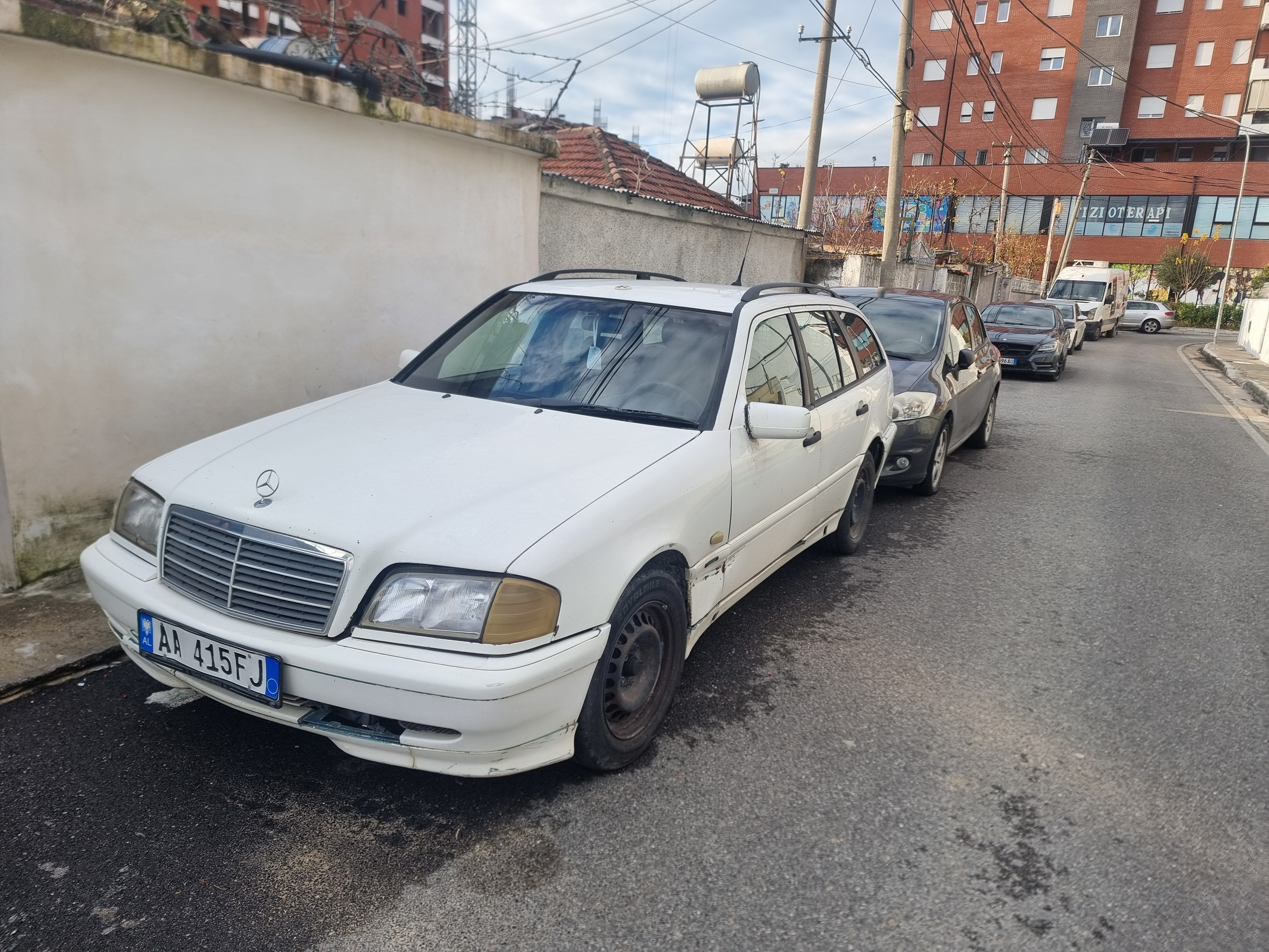 Shitet C-class viti 1999 ne gjendje te mire xhenerike dhe motorrike me dokumenta. Cmimi diskutushem.
0684895815