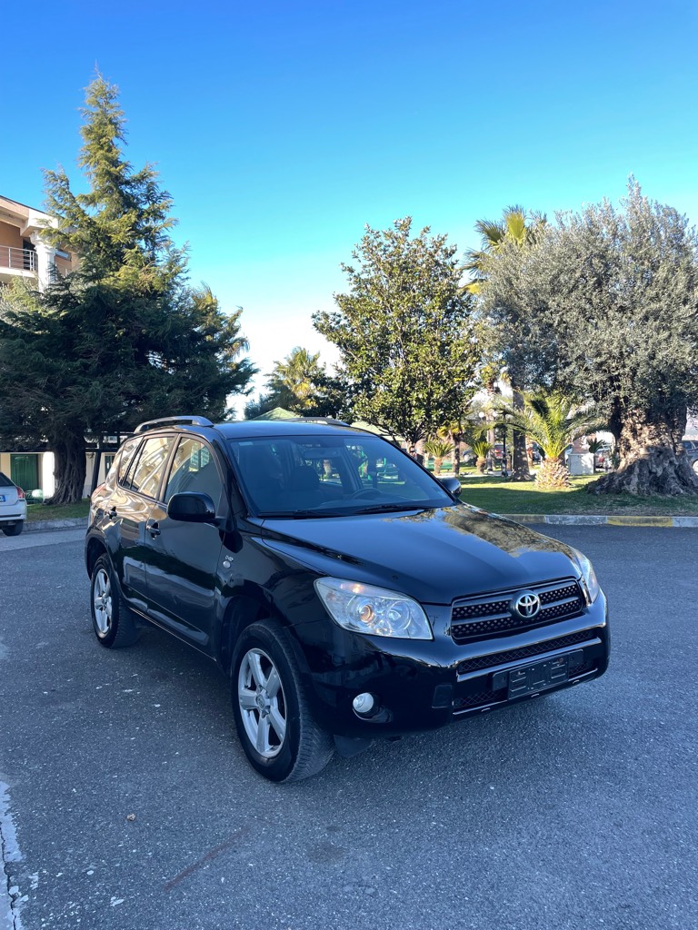 Shitet Rav4 2008 2.2 nafte manual kilometra 227 mij cmimi:5500€ i diskutushem nga afer me dogan te pagua gati per targa Tel:0696223849 Watsap:0692876122