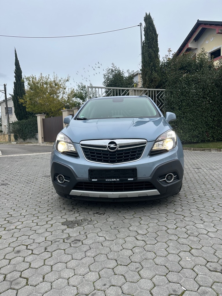 SHITET OPEL MOKKA 
✅VIT PRODHIMI 25-07-2012
✅MOTORR 1.7 NAFTE
✅MAKINA KA 192013 🐭ME LIBER SHERBIMI 
✅KAMERA PARKIMI MBRAPA
✅SENSOR PARKIMI PARA MBRAMA 
✅DRITA KSENO-BI XENO 
✅DRITA AUTOMATIKE 
✅DRITAT KTHEHEM SIPAS TIMONIT 
✅DISJE ALUMINI CROM 18 
✅PASQYRA ME PALOSJE 
✅PASQYRAT ME NGROHJE DHE ANTIVERBUSE 
✅TIMONI ME NGROHJE 
✅DISTRONIK RUAN DISTANCEN NGA MAKINA PARA 
✅TE RUAN MOS TE DALESH NGA VIZAT E BARDHA 
✅SENDILJET FRYRJE/QFRYRJE DHE ME NGROHJE 
✅KLIMA KATER ZONA
✅XHAMAT E ZI MBRAPA ORIGJINAL 
✅NAVIGATOR
✅CD-AUX-MP3 
✅GANXH TERHEQJE 
✅BAXHO XHAMI 
✅E SAPO ARDHRU NGA GJERMANI 
✅MUND TA KONTROLLONI KE MEKANIKU JUJA I BESUAR 
✅KILOMETRRAT ME GARANCI DHE TE DRREJT KONTRROLLI KU TE DESHIRONI
✅GATI PER TARGIMI 
✅CMIMI 8800€ PAK I DISKUTUSHEM 
✅NR TELI 069-20-77-423