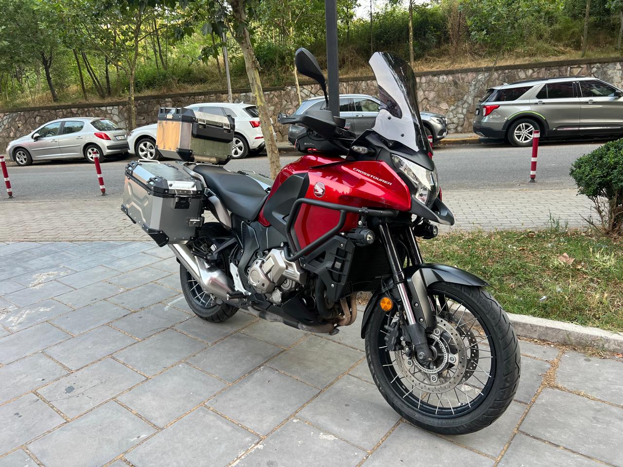 Motorr i vecante per ata qe e njohin.Kambjo automatike DCT. Grup V4 (4 cilindra). Me trasmesion (pa zinxhir) me valixhe honda origjinale. me shum aksesore te shtuar. apple carplay dhe android auto. gomat me sensor presioni, doreza me ngrohje etj 