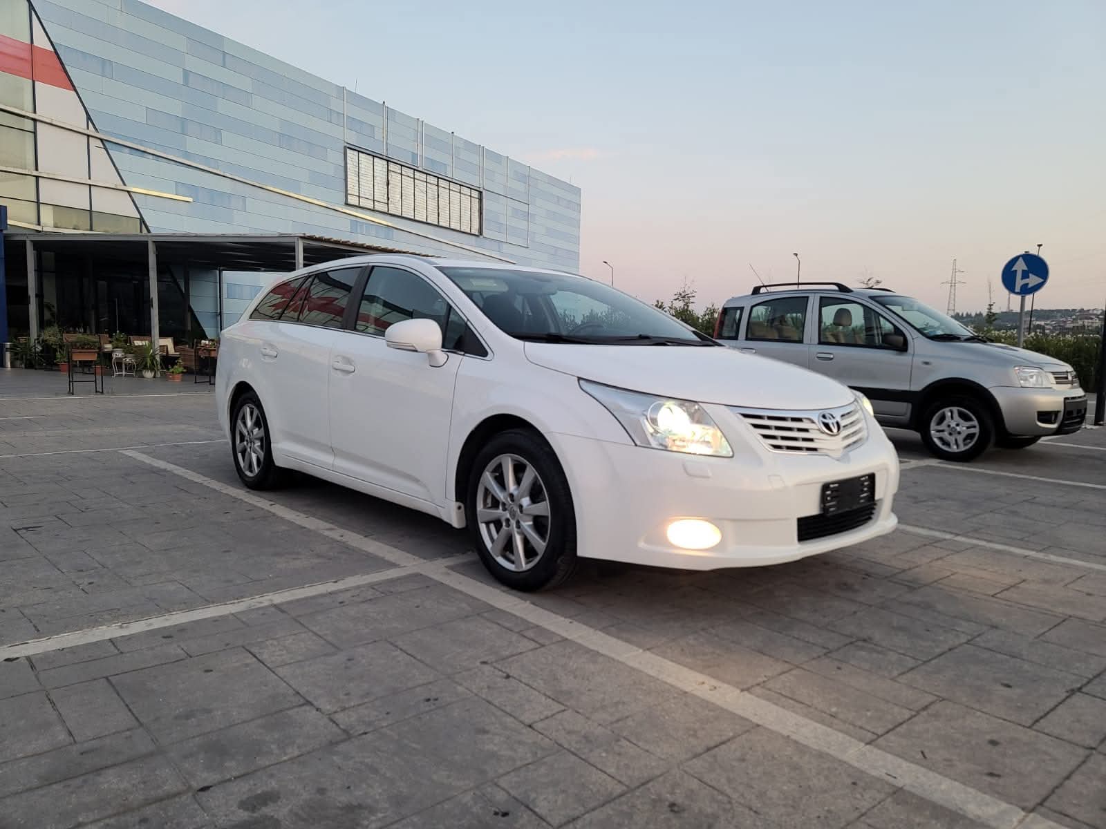 Toyota Avensis 2009. 
Cel çdo ditë ora 10:00-20:00.
JO NDËRRIM. 
Me doganë të paguara. 
Viti  2009. 
Motor 2.2 Naftë. 
Kambjo Manuale 6+R. 
151 Mijë KM. 
Klimatronik. 
Dual Klima. 
Xhama të Errët. 
Radio CD,AUX. 
Sensor Parkimi. 
Shina në Tavan. 
Disqe Alumini. 
Pasqua, Xhama Elektrike. 
Drita Mjegulle. 
Shumë Ekstra të Tjera. 
Abs,AirBag ,Esp etj. 
Çmimi 6̶4̶0̶0̶ E̶u̶r̶o̶ 5.200 Euro. 

Facebook & Instagram Master_Auto_Fier 