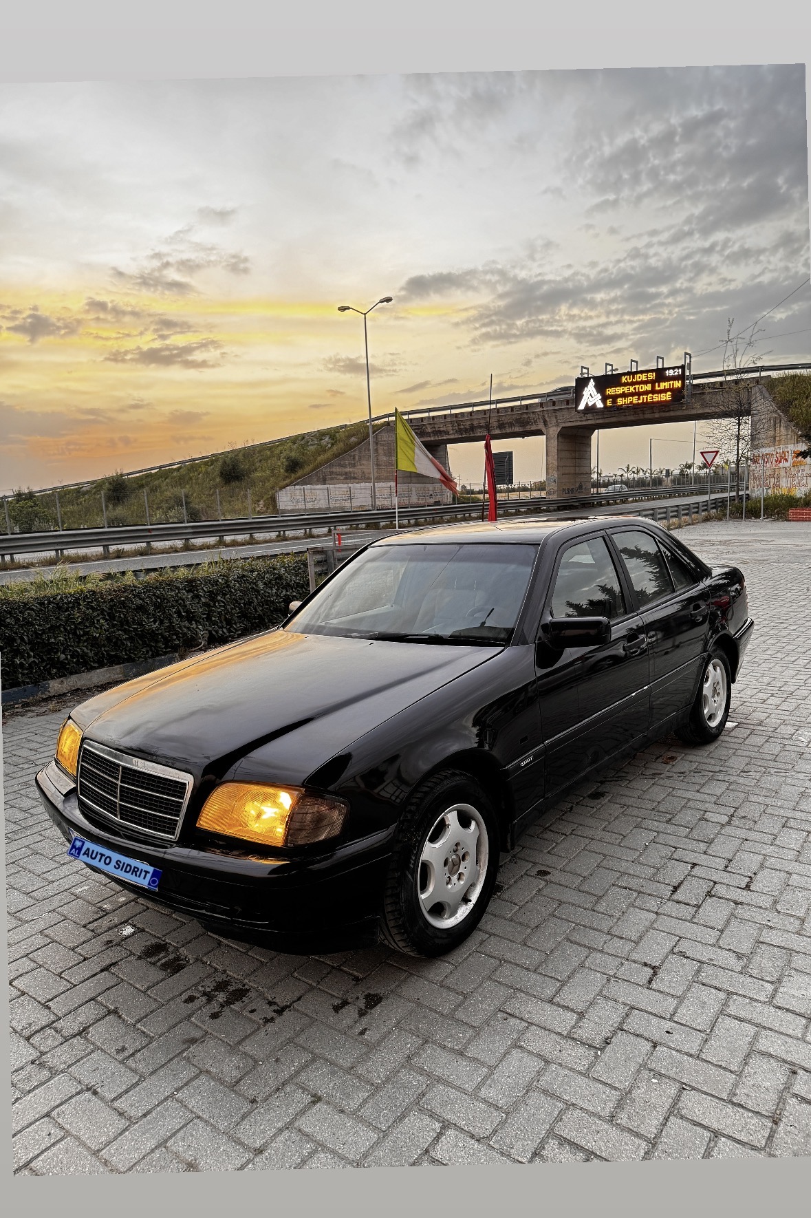 Mercedes-Benz ✅Mercedes Benz W202✅
📍:VITI 1999
📍: 220 nafte
📍CMIMI: euro
📍:Manual
📍LETRA TE PAGUARA
📍:E PASTER NE PAMJE VIZIUALE
📍:GOMA 100%
📍:TAPICERI E MIRBAJTUR
📍:CD PLAYER
📍 KONDICIONER
📍:ABS ESP AIRBAG
📍:MBYLLJE QENDRORE
📍:XHAMA ELEKTRIK ETJ.2 CELSA
📍 5 vendeshe
📍:NA VIZITONI NE FAQEN TON INSTAGRAM - 🥇auto_sidrit🥇
📞:CEL 0677410380📞
