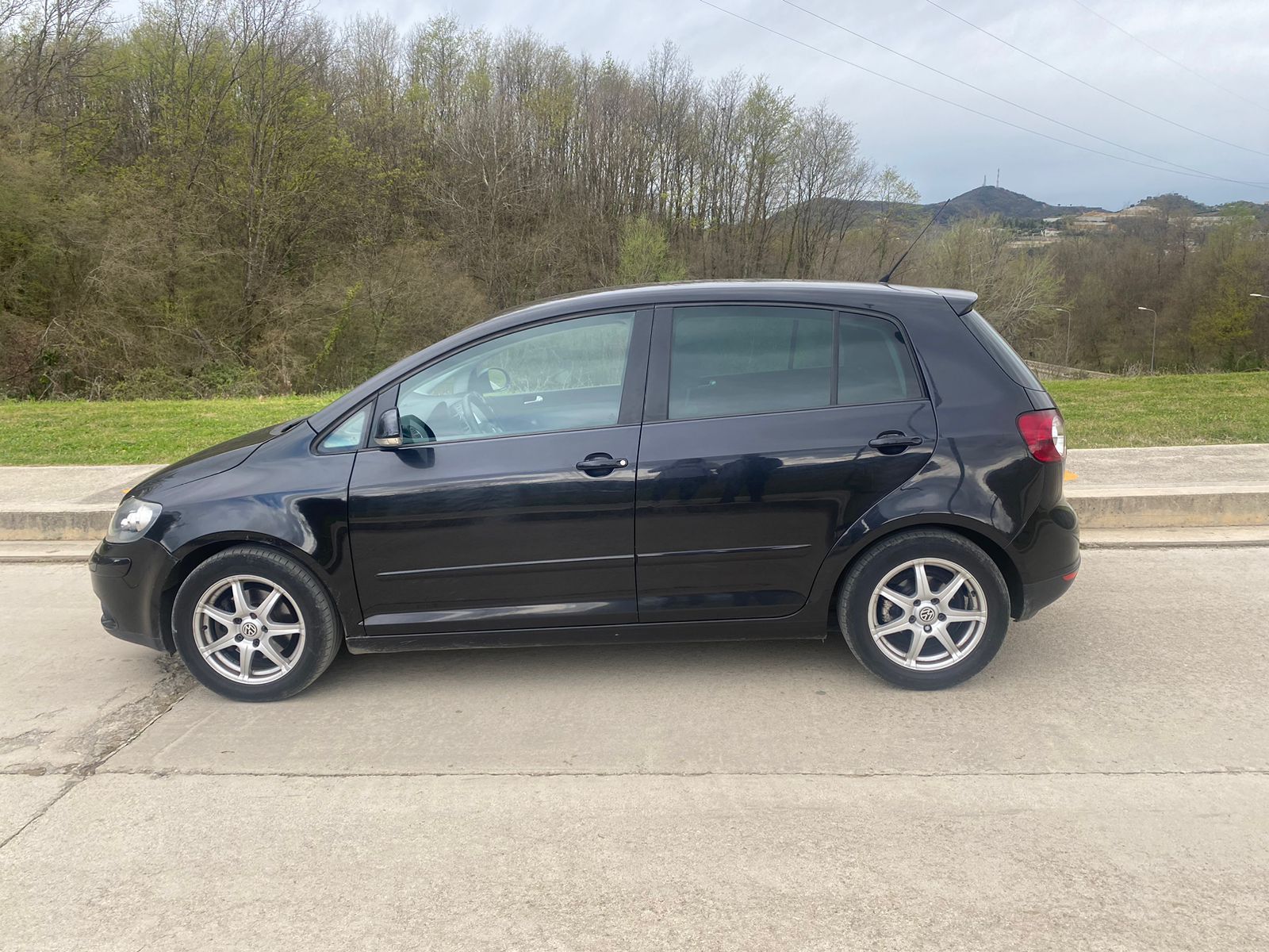 ‼️Okazion‼️
🔹Shitet: Golf 5+
🔹Viti: 2006
🔹 Forca motorrike : 2.0
🔹Karburanti : Nafte
🔹 Kambio : Automatike
🔹 Kilometra : 211mije
🔹 Opsione shtese : 
 - Sapo ardhur nga Gjermania🇩🇪
 - Sendlje me ngrohje 
 - Navigator me touch
 - Sensor parkimi para-mbrapa
 - Letrat te paguara + kualidimi per 2 vjet
 - Xhamat e zinj mbrapa origjinal
 🔹 Cmimi: i diskutushem
 🔹Per me shume info : 0699586542